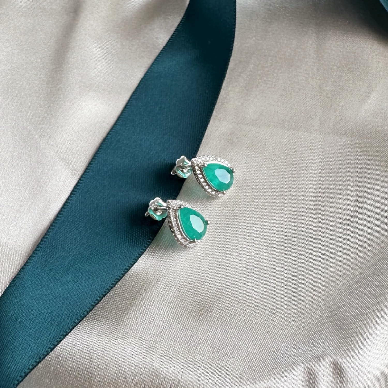 14k Gold 6 * 9mm Teardrop Emerald Stud Earrings for Women, 6x9mm Gemstone Design, Ideal Christmas Gift for Mom