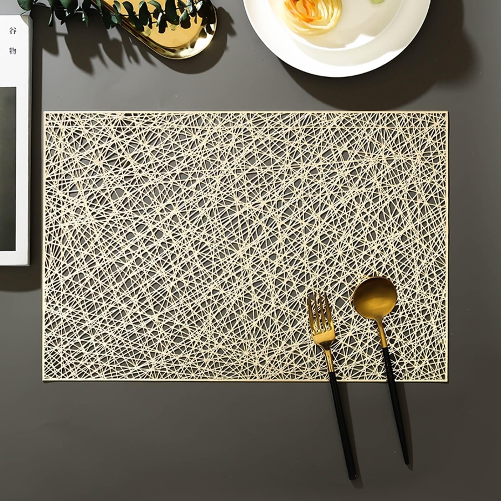 Set de table texture dorée 30x45cm avec lignes géométriques