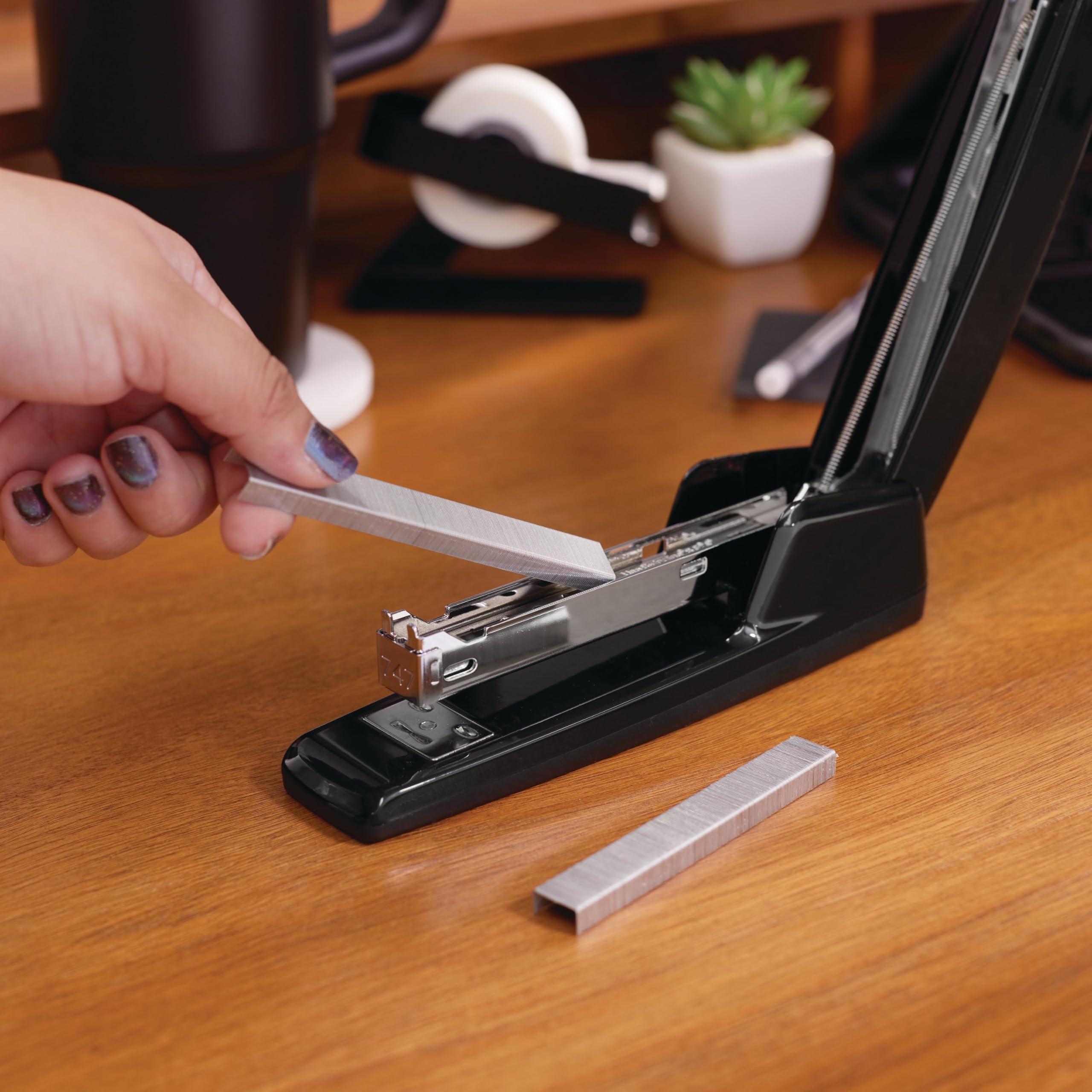 Swingline Zszywacz, 747 kultowy zszywacz biurkowy, antybakteryjny, pojemność 25 arkuszy papieru, wytrzymały zszywacz do biurowych biurowych lub domowych materiałów biurowych, czarny (74741)