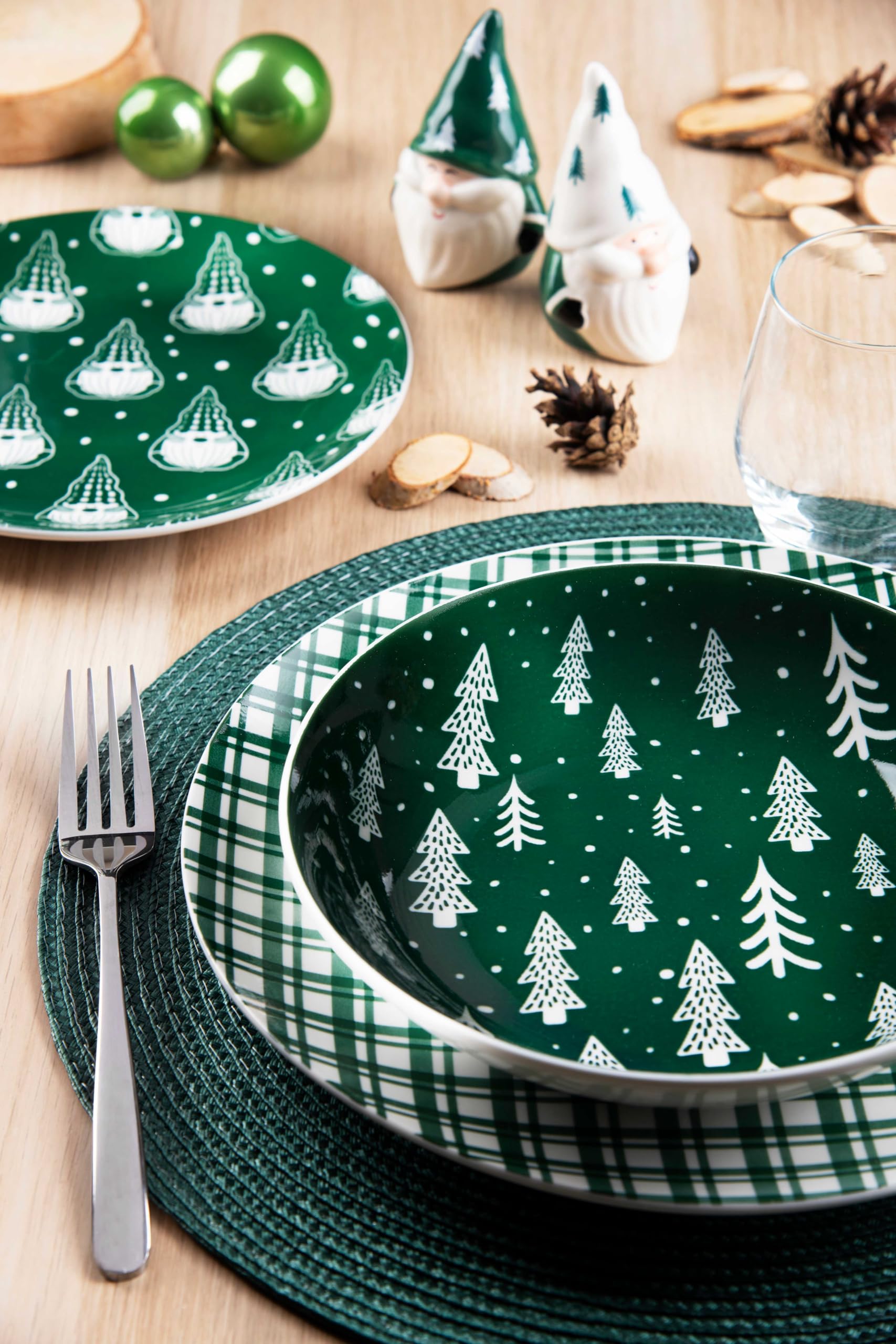 Excelsa Green Winter Servizio Piatti in Porcellana, 18 Pezzi, Verde con Motivi Natalizi, Piatti Piani 27 cm, Fondi 20,5 cm, Frutta 20,5 cm