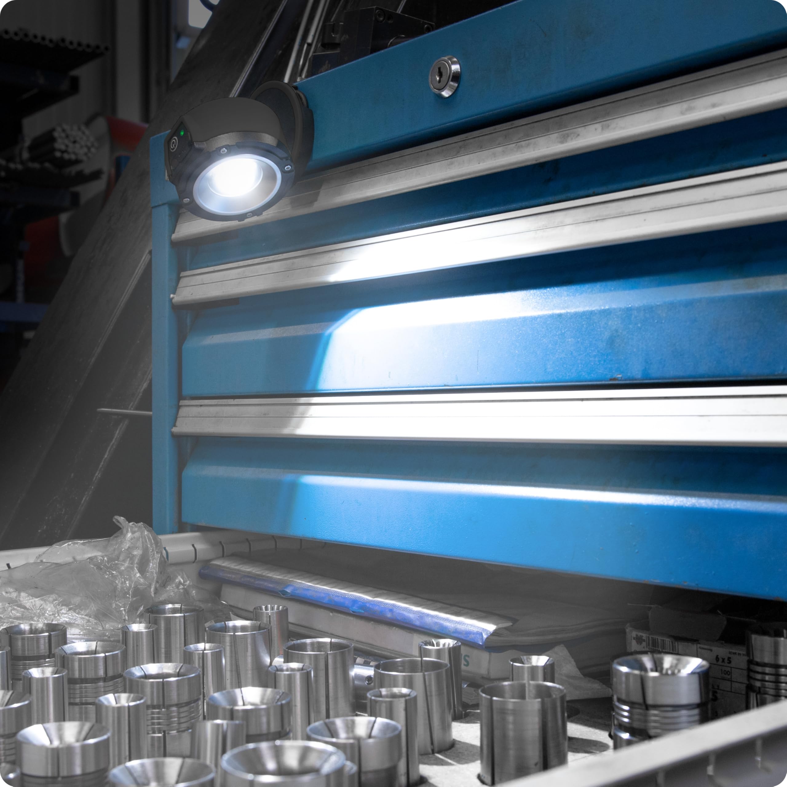 ANSMANN Faretto da lavoro professionale FL1100R con LED COB da 10 W, ricaricabile, giunto sferico girevole a 360°, lampada da lavoro con magneti e ganci per appendere, per artigianato, cantieri,