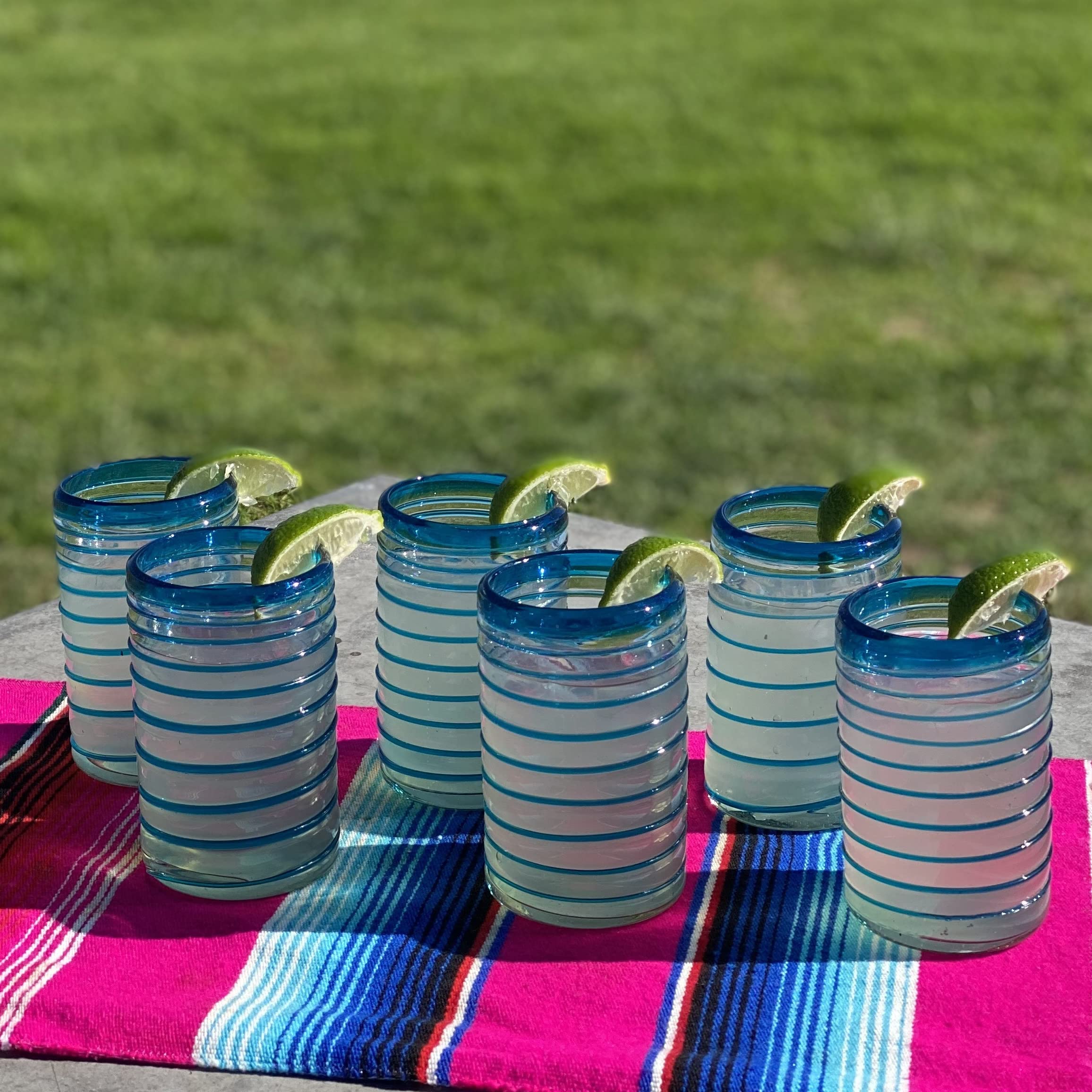 Dos Sueños Mundgeblasene mexikanische Trinkgläser – Set mit 6 Gläsern mit einem Aqua-Spiral-Design (je 400 ml)