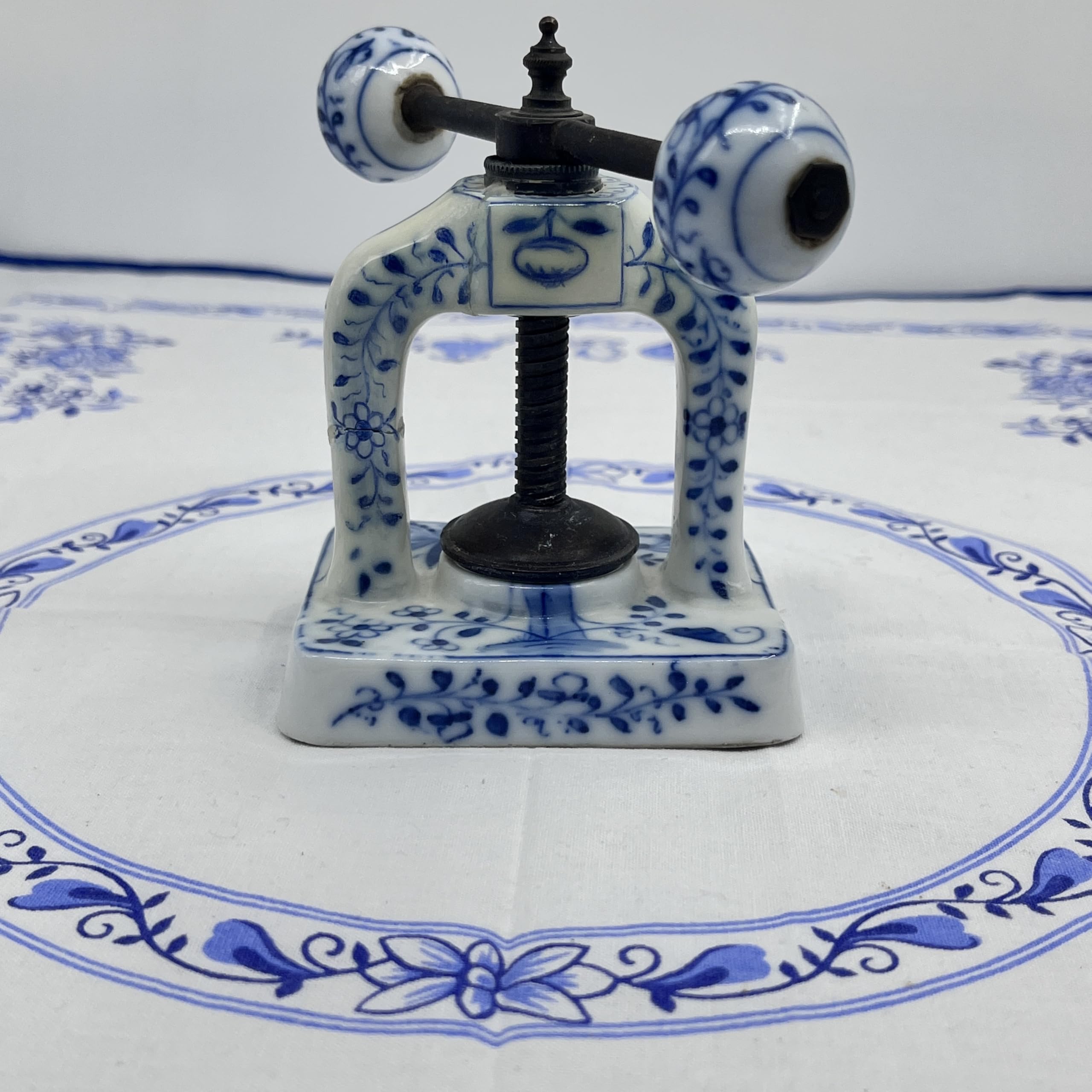 Casse-noisette mécanique antique en porcelaine Motif oignon en fer