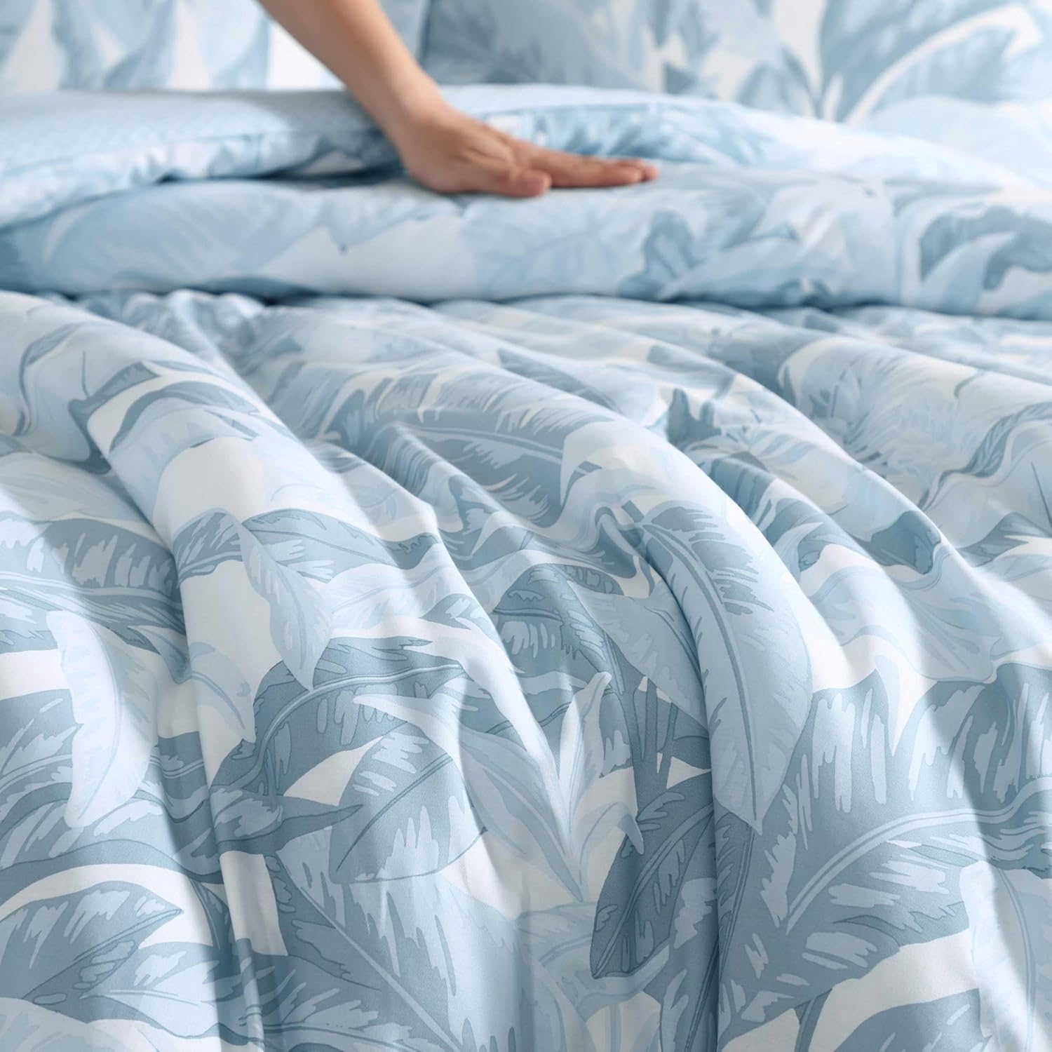 Tommy Bahama - Queen Comforter Set, 100% Cotton Slub Fabric with Soft Breathable Texture, 5 Piece Bed Set with Matching Pillowcases & Bonus Throw Pillows (Palm Serenity Blue)