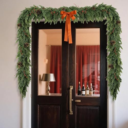 Miniatura 9 de Guirnalda de Navidad realista para manto, 6 pies, de tacto real, gruesaexuberante, guirnaldas de cedro artificial con conos de pinobayas rojas,