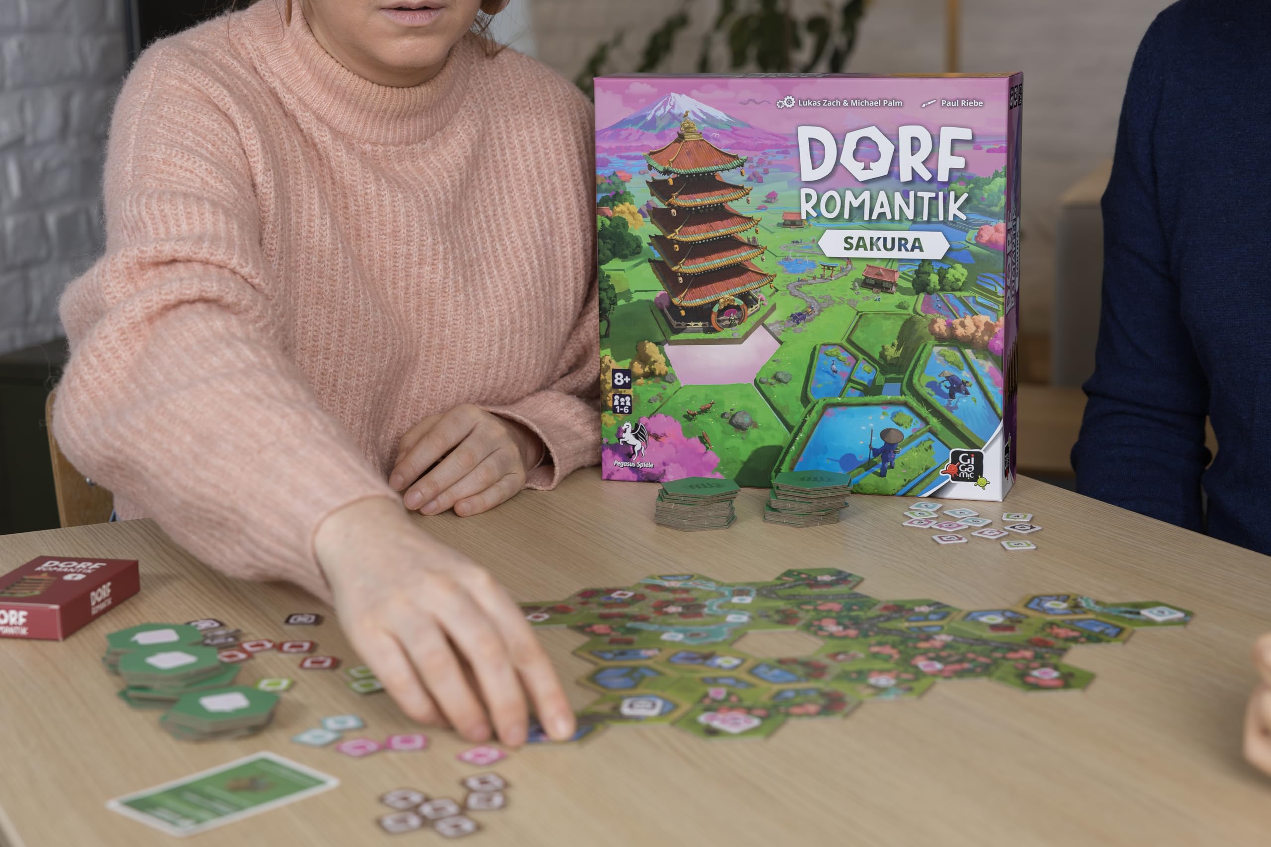 Dorfromantik – Sakura (Version Française) | Jeu de Société Standalone 1-6 Joueurs | Ambiance Japon Traditionnel & Cerisiers en Fleur | Dès 8 Ans