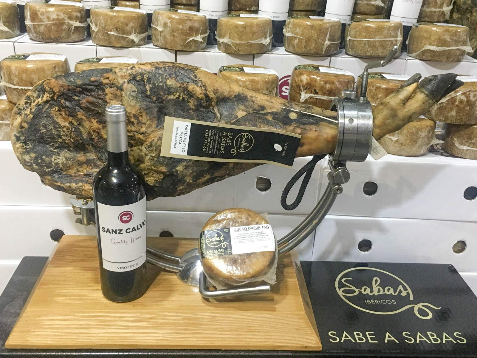 Paleta de cebo ibérica 50% raza iberica de 5 kg, 1queso de cabra artesano curado de 1kg aprox. de regalo una botella de vino roble Arroyo
