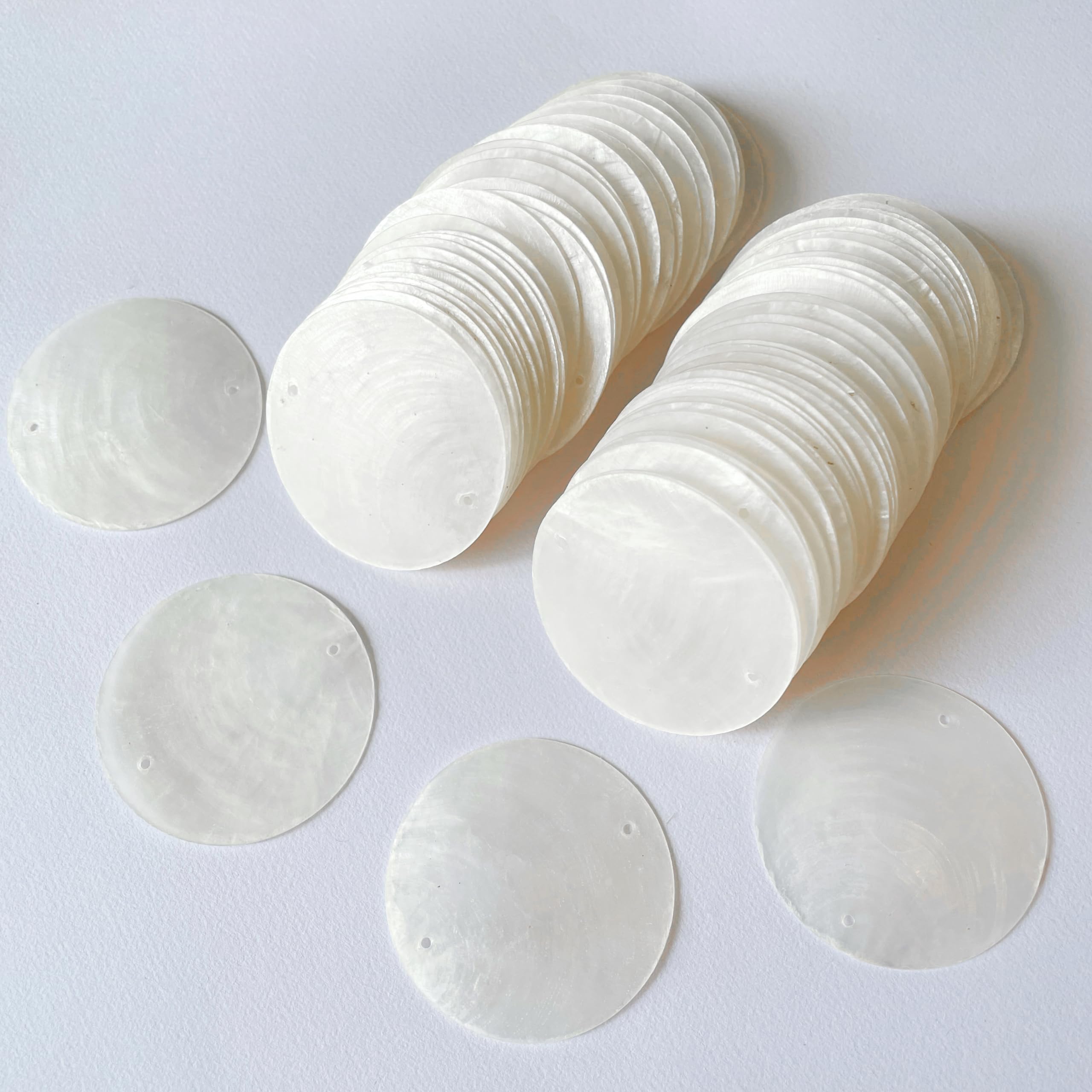 Coquilles rondes Capiz 51mm nacre blanche 2 trous pour loisirs créatifs et DIY