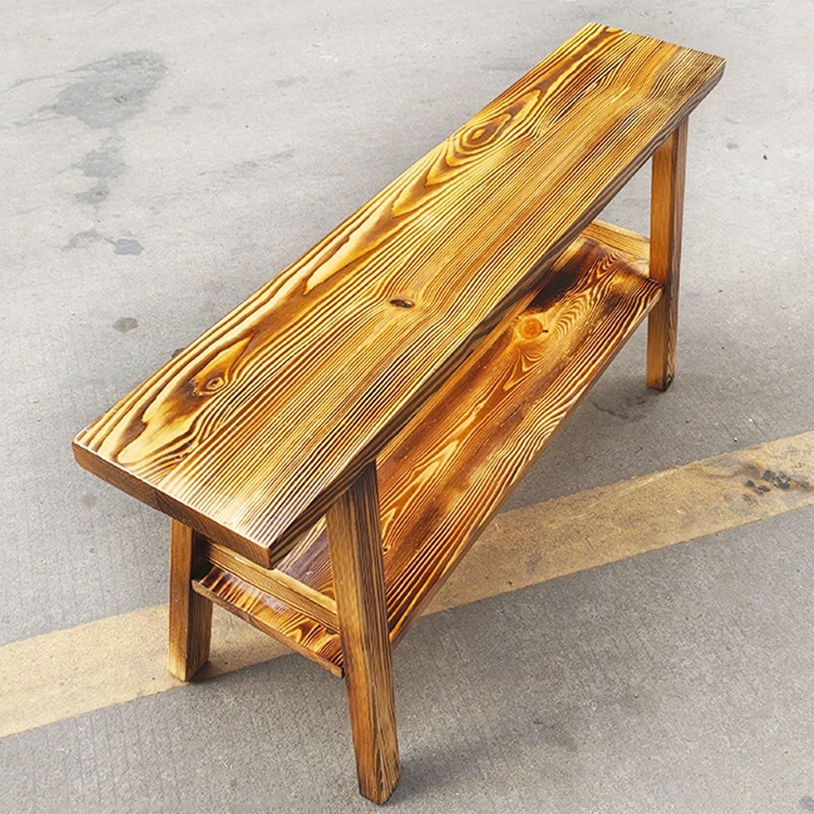 Banc en bois avec étagère pour créer une entrée accueillante