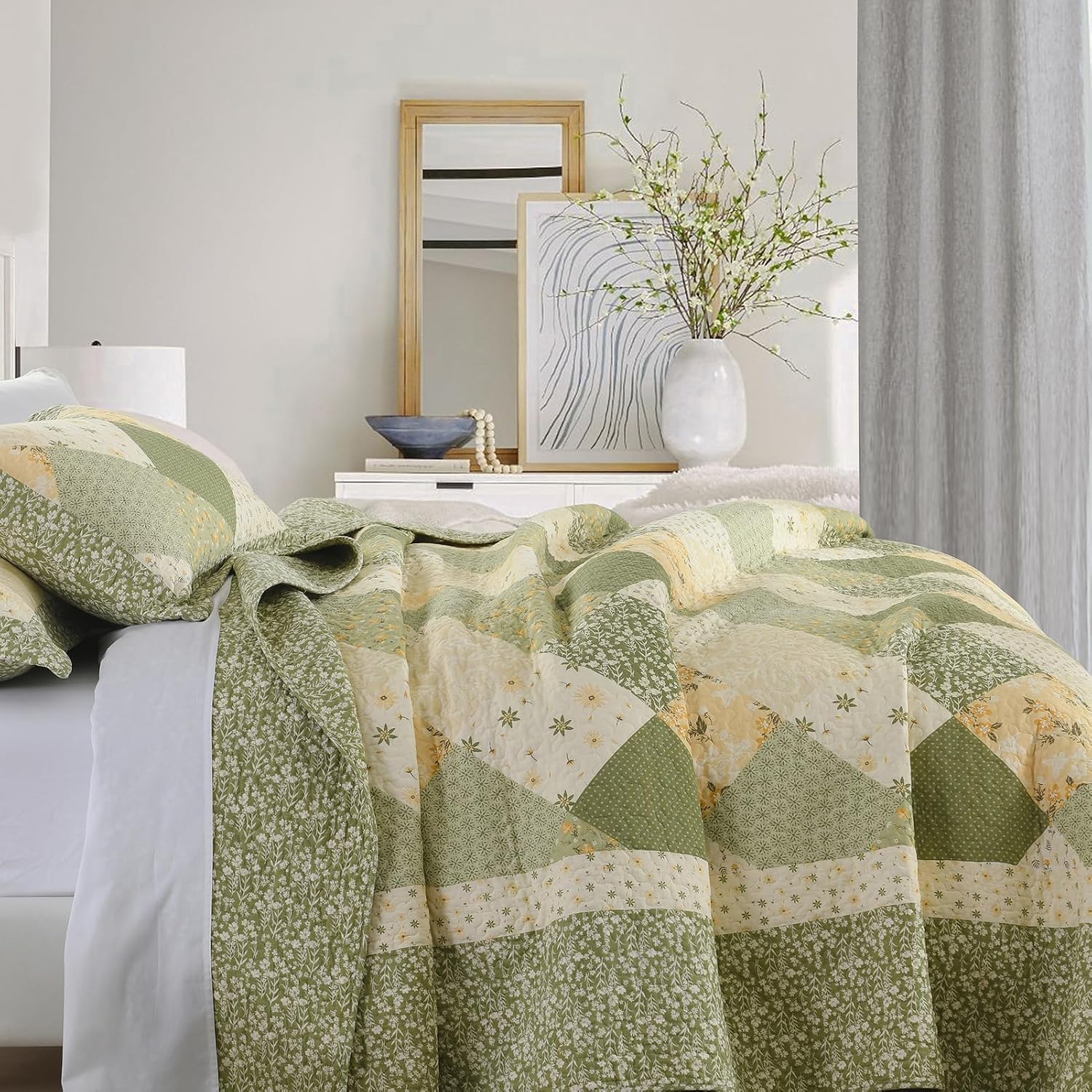 Finlonte Oversized King Bedspread 120x118 Inch - 100% Cotton Vintage Floral Quilted Bedspread, Patchwork Reversible Extra Large Quilt with Pillow Shams for All Seasons, Green/Cream White, 3Pc