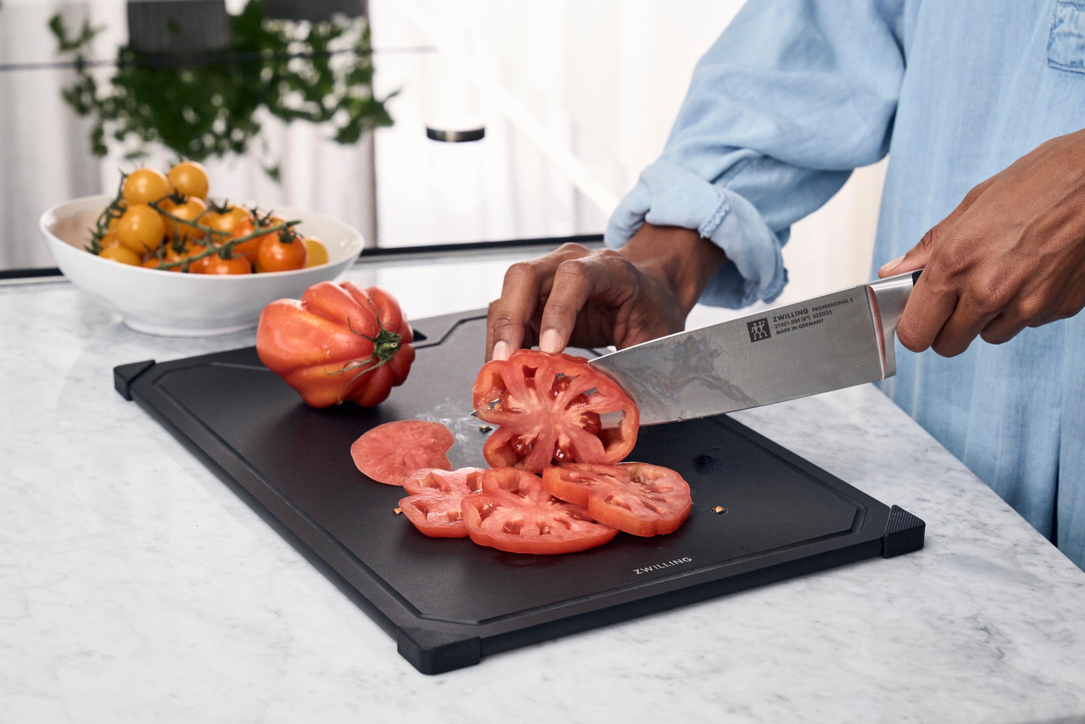 ZWILLING Snijplank 37 x 25 cm van houtvezel, vezelhout, met sapgoot, antislip, vaatwasmachinebestendig, zwart