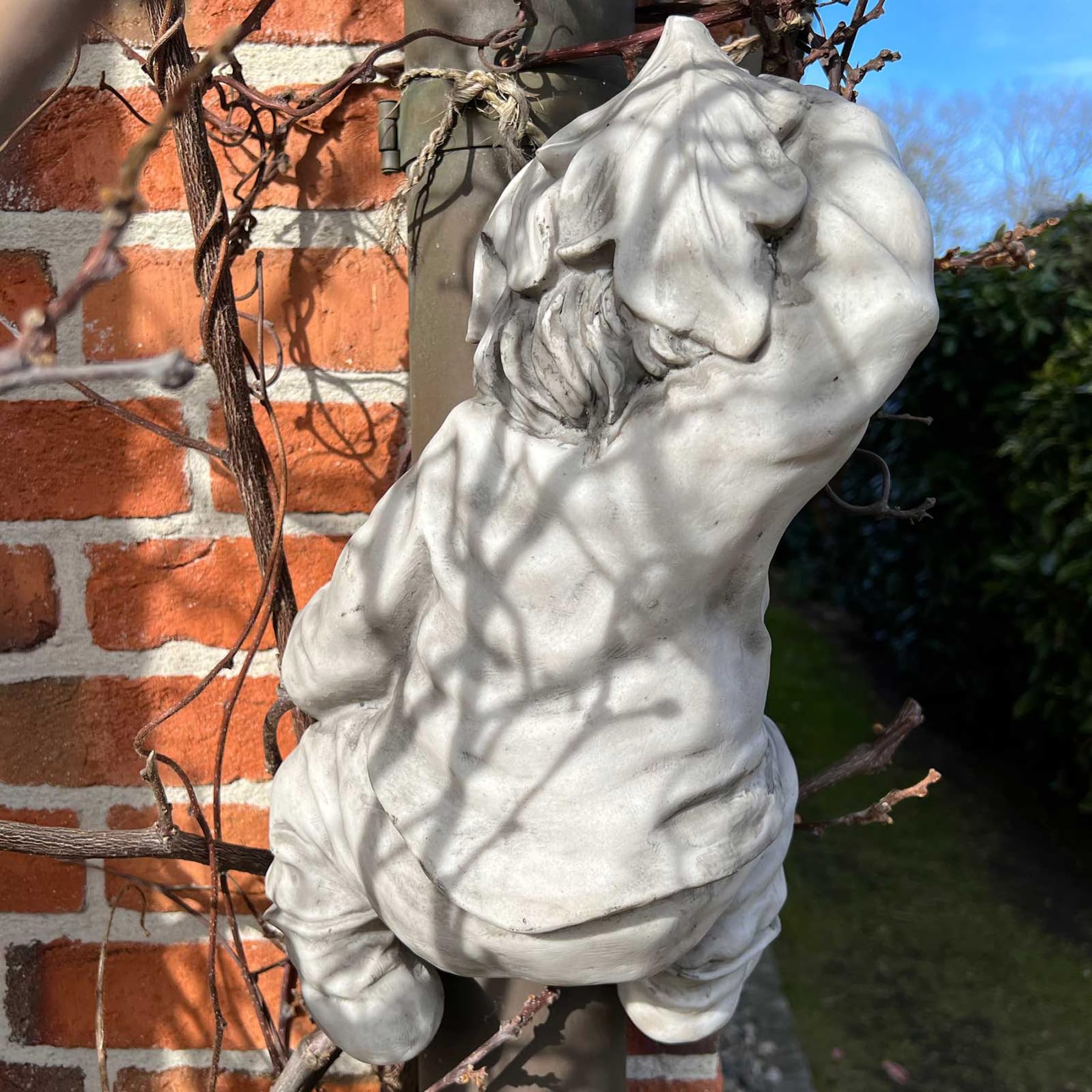 Storm's Gartenzaubereien Wichtel - Troll Figur kletternd am Baum oder Regenrinne - wetterfest - 42cm hoch