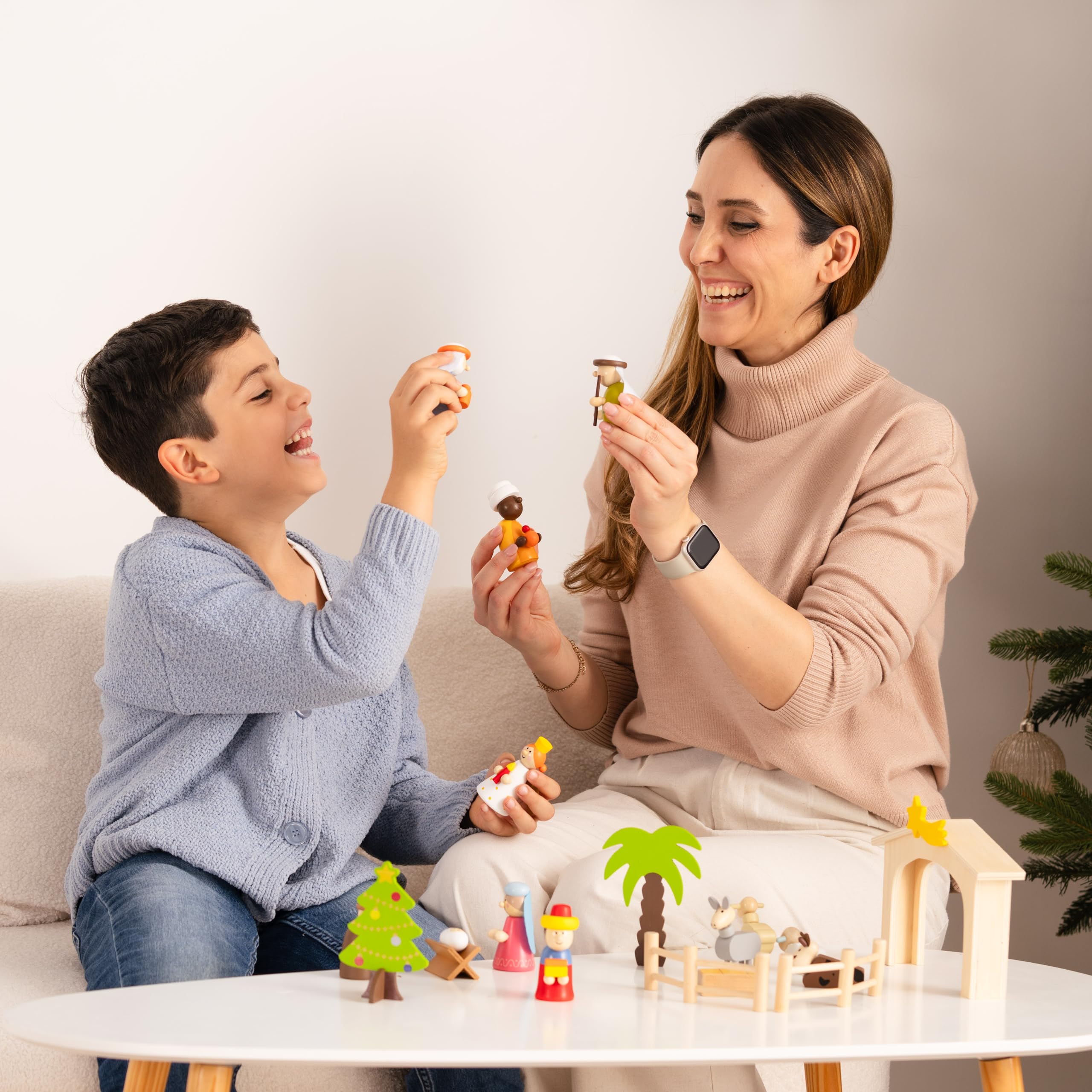 Weihnachtskrippe - Holz handbemalt - 18 Teile - mit Weihnachtsbaum – Krippenspiel für Kinder – farbenfrohe Deko & Geschenkidee - Stall mit Stern, Heilige Drei Könige, Maria & Josef, Ochs & Esel
