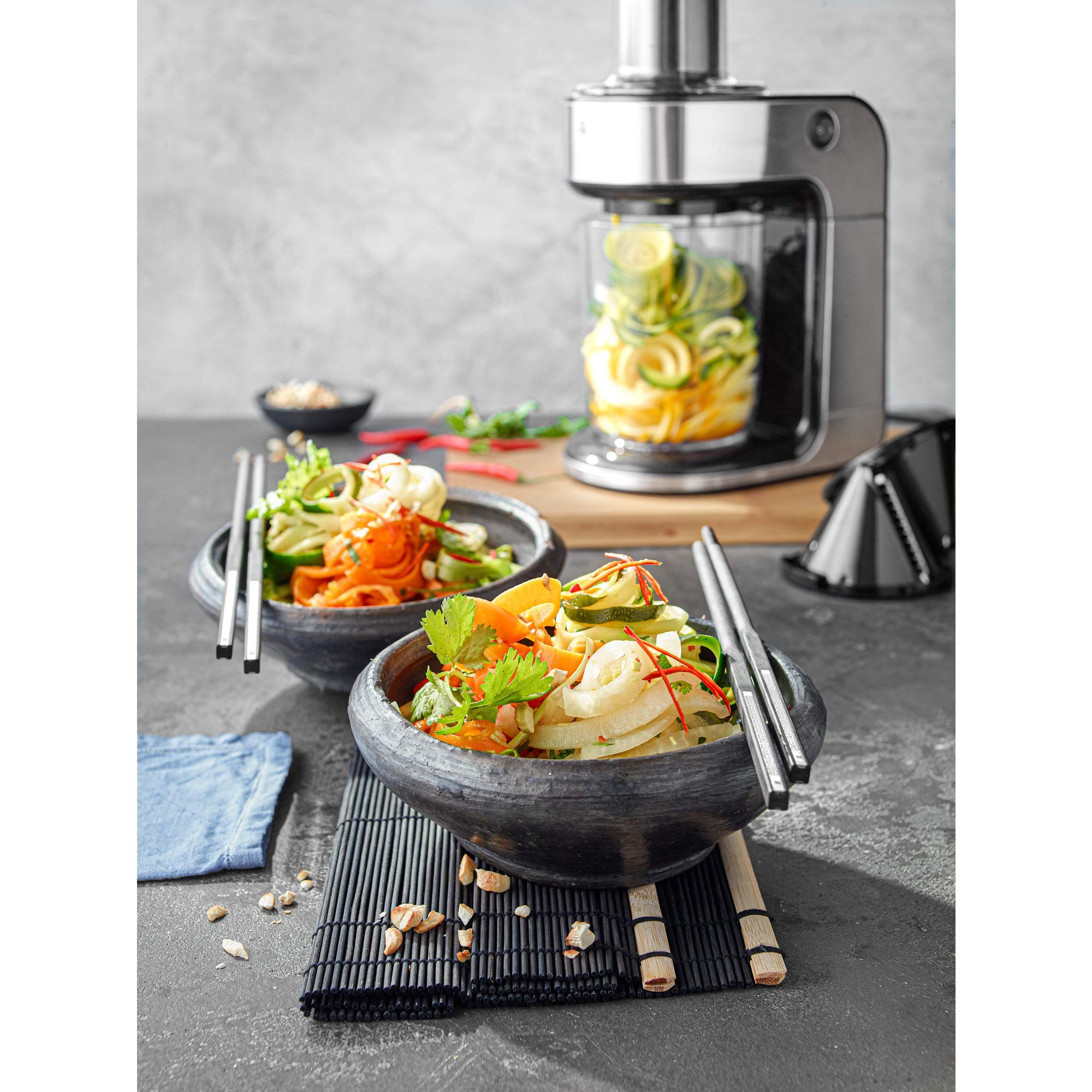 WMF Kult Pro Gemüsenudeln Spiralschneider elektrisch mit Citruspresse, Gemüsespaghettischneider, Zoodle Maker, Zucchini Nudeln Schneider, 3 Schneideinsätze, Auffangbehälter