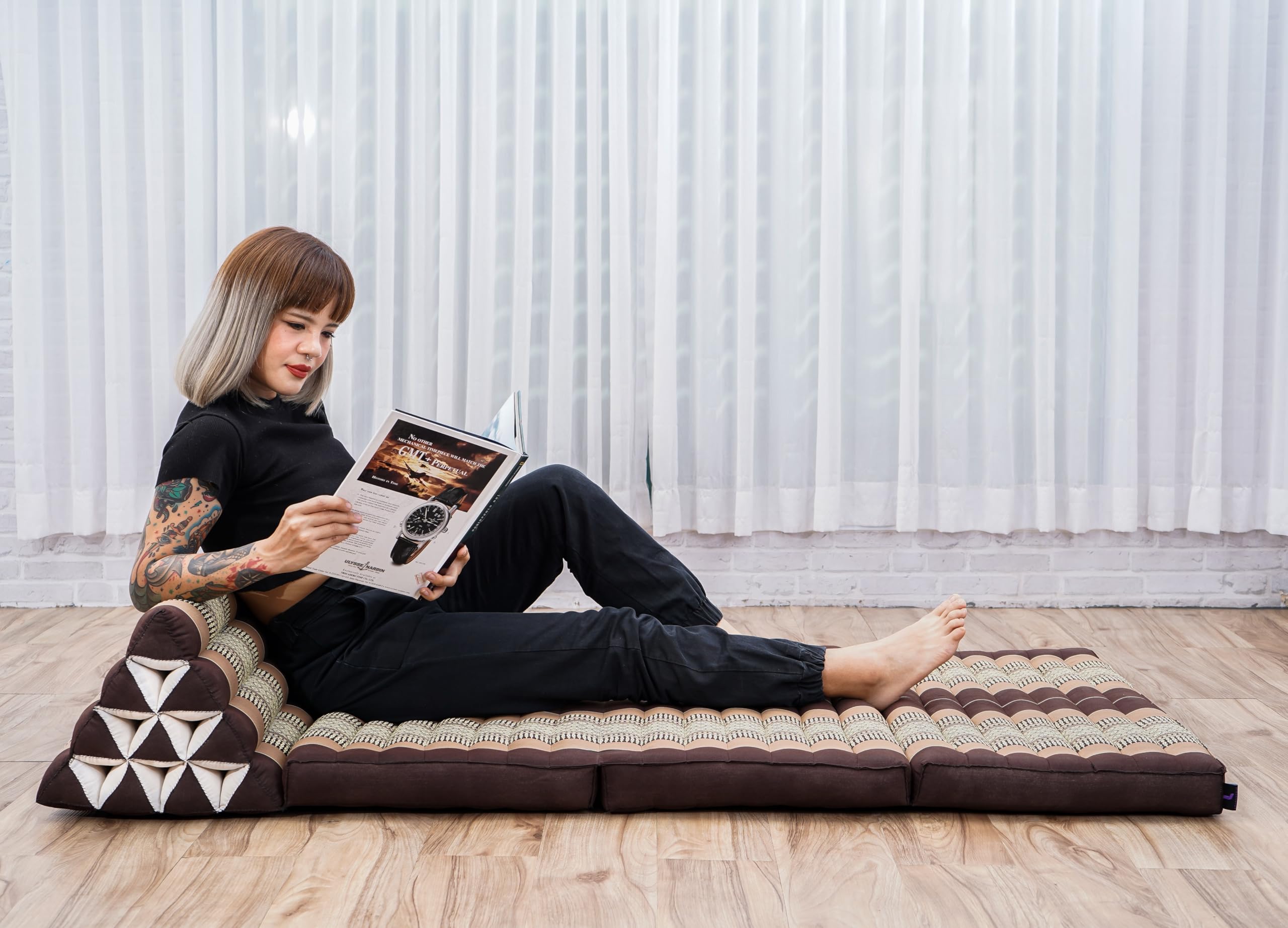Leewadee 3-Fold Mat XXL with Triangle Cushion – Firm TV Pillow, Foldable Mattress with Cushion Made of Kapok, 67 x 31 inches, Brown