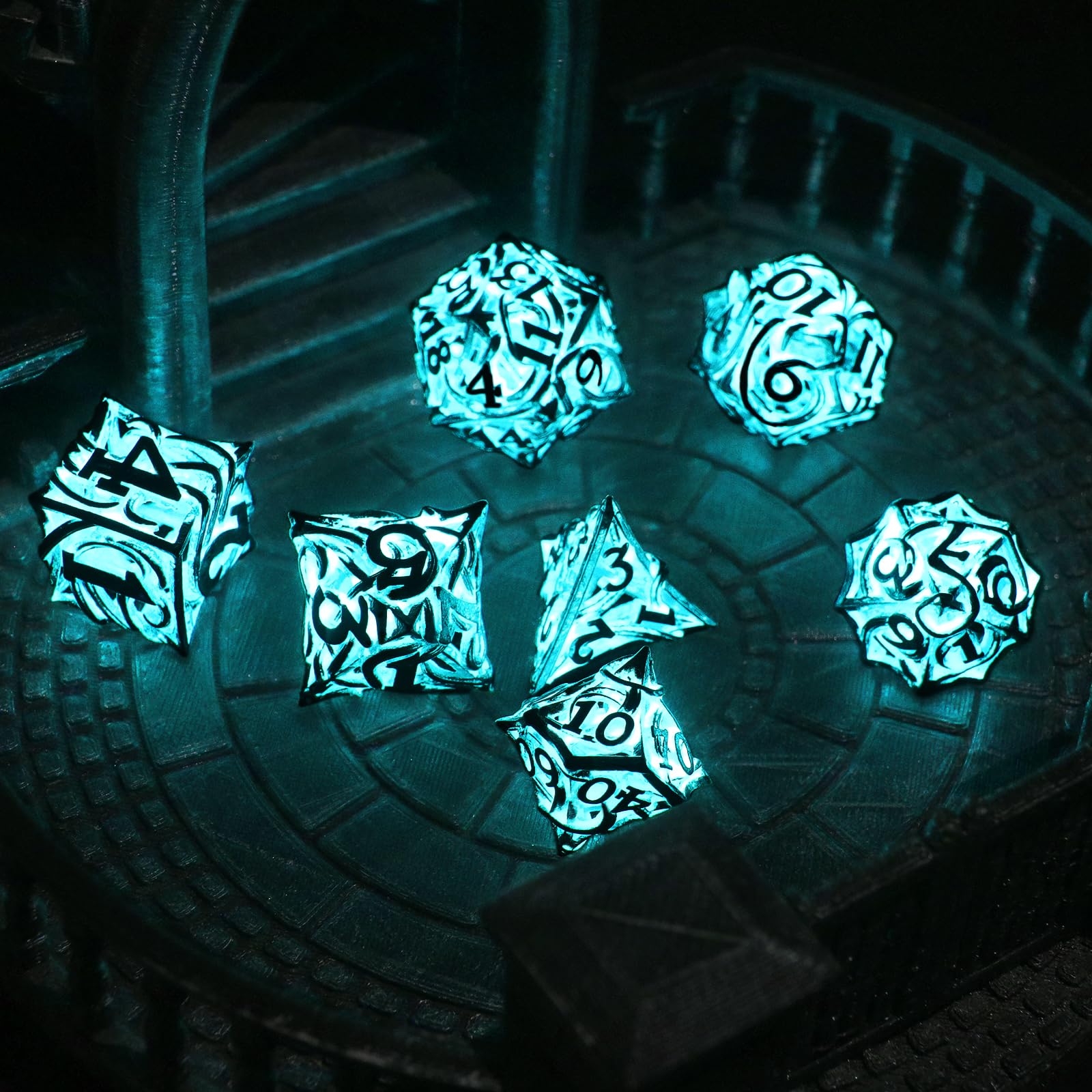 FONVGOGO Lot de 7 dés DND phosphorescents en métal pour Donjons et Dragon – Jeu de dés polyédriques creux en métal creux pour jeu de rôle – Vigne bleu vif