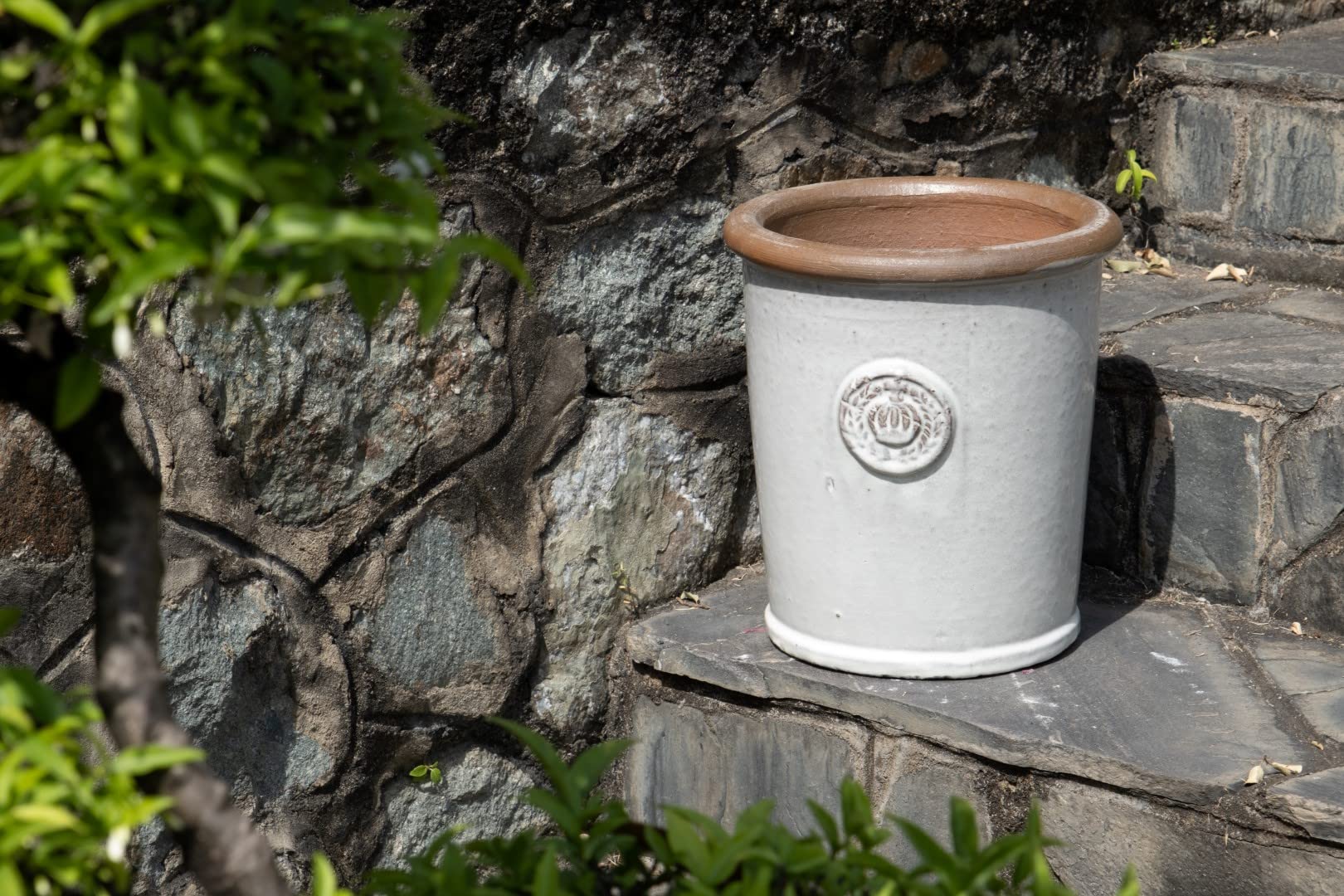 Teramico Vaso per piante con corona in gres porcellanato smaltato, 34 cm, 45 cm, assolutamente resistente al gelo e alle intemperie (grigio-bianco, 34 cm x 38 cm)