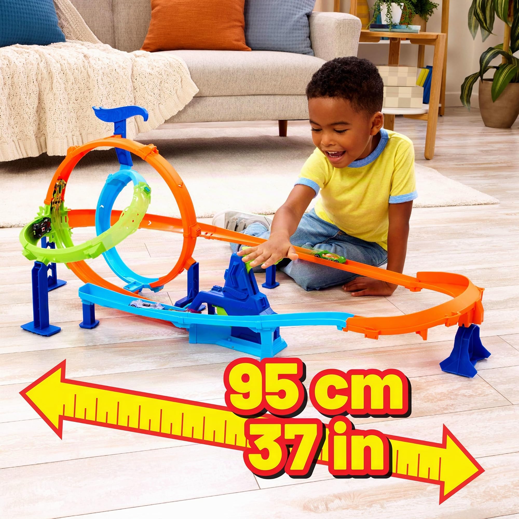 Hot Wheels Stunt Tracks Rapid Cyclone Spielset und 1:64 Auto | Strecken-Set mit 2 Loopings und 2 Crashzonen, inkl. 1 Druckguss-Fahrzeug, Speed Snap Track kompatibel, JHK73