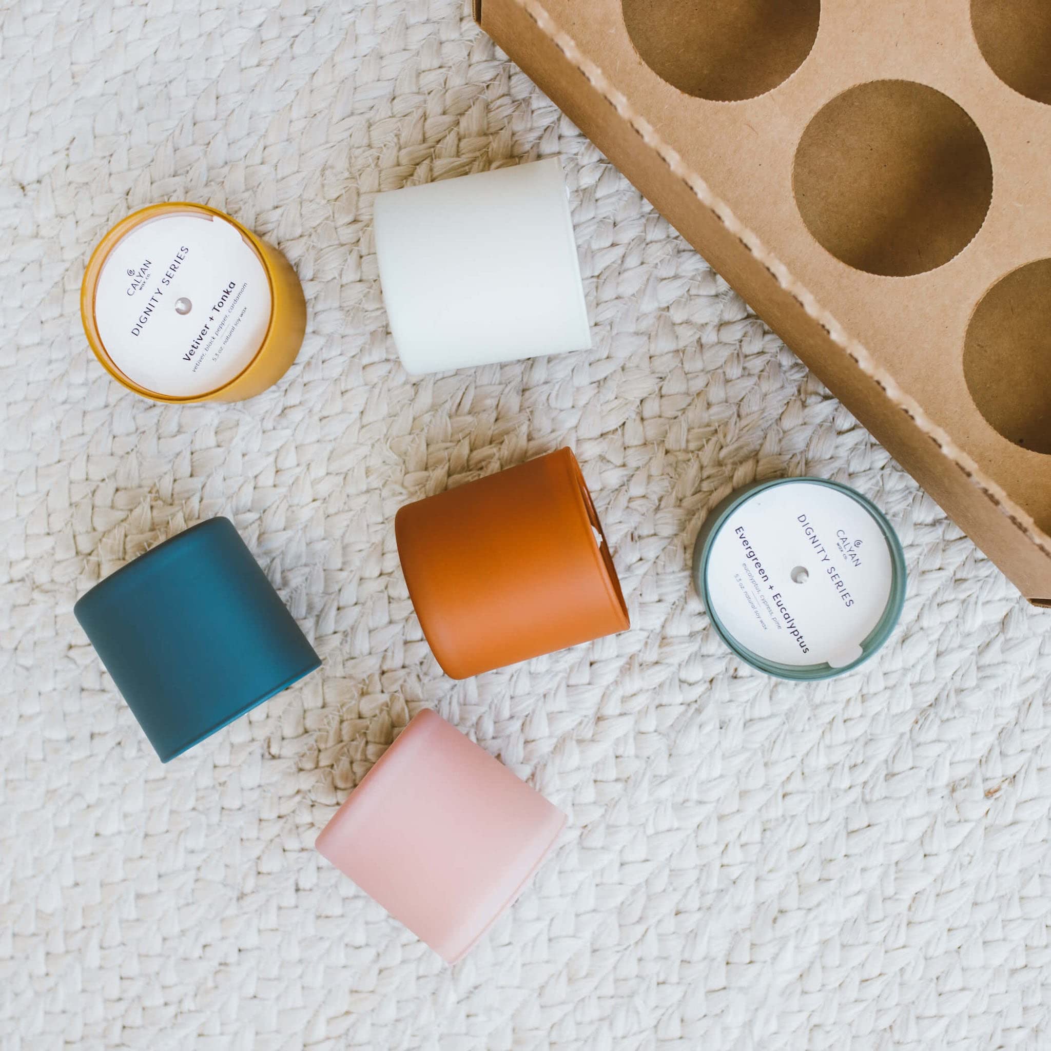 Calyan Wax Co. The Dignity Series - Juego de 6 velas perfumadas de primera calidad para el hogar en tarros de vidrio coloridos, 100% cera de soja, 7 onzas cada una, juego de velas de regalo para mujer