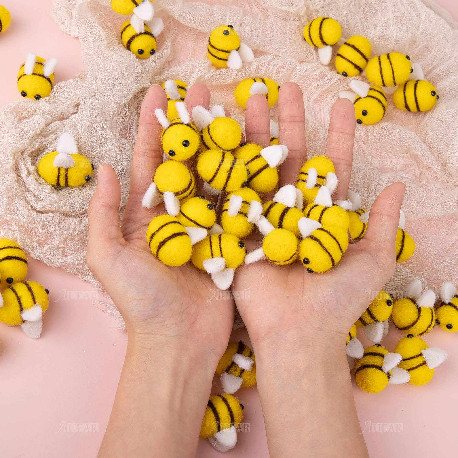 30 Stück Gelbe Wollfilz-Bienen – Süße Mini-Hummeln Für Deko, Basteln, Parties & Geschenke (ca. 3,5 X 3 Cm)