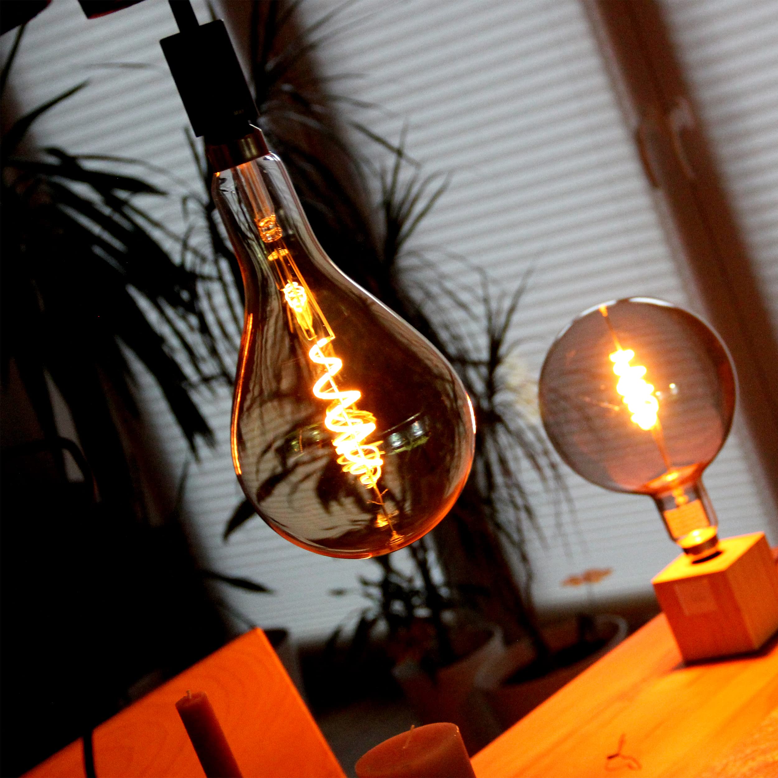 tint Smarte LED-Globe Retro Gold XXL E27 – Steuerbar per Alexa oder Fernbedienung – Dimmbare E27 Glühbirne mit weißem Licht (1800-6500 K), 4,9 W