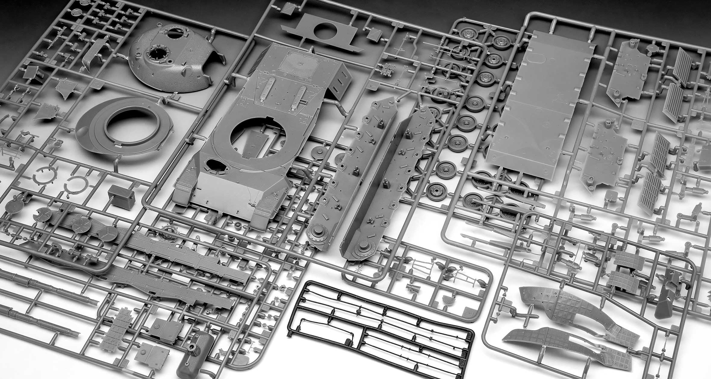 Revell Modellbausatz I Geschenkset Leopard 1 A1A1-A1A4 I Detailreicher Panzer Bausatz I 233 Teile I Maßstab 1:35 I für Kinder und Erwachsene ab 12 Jahren