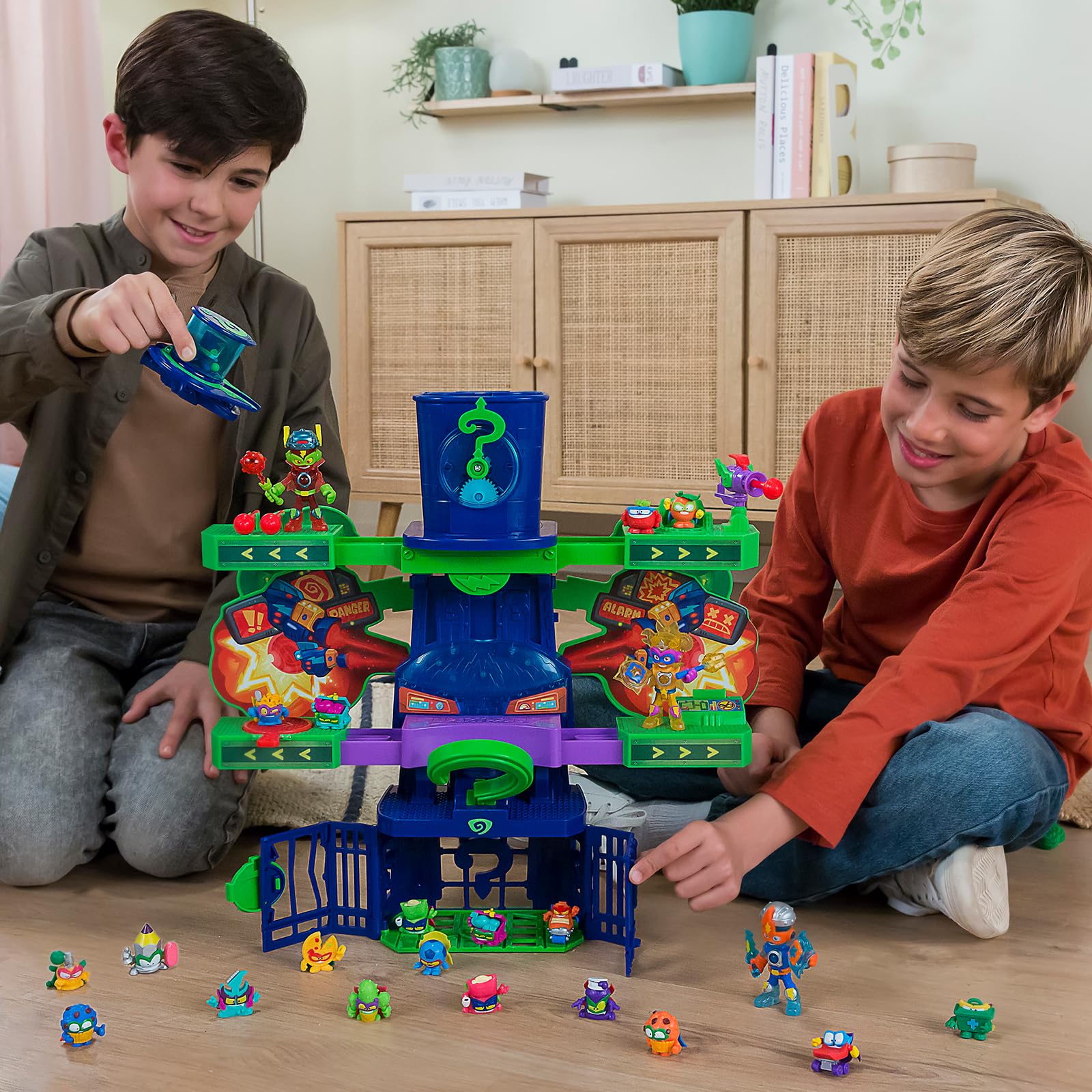 T-Racers Mix 'N Race Volcanosaurus Piste für Spielzeugautos, enthält 1 Auslöser, 3 Pisten, 1 Exklusives Nitro Rex Auto und 4 Stunts