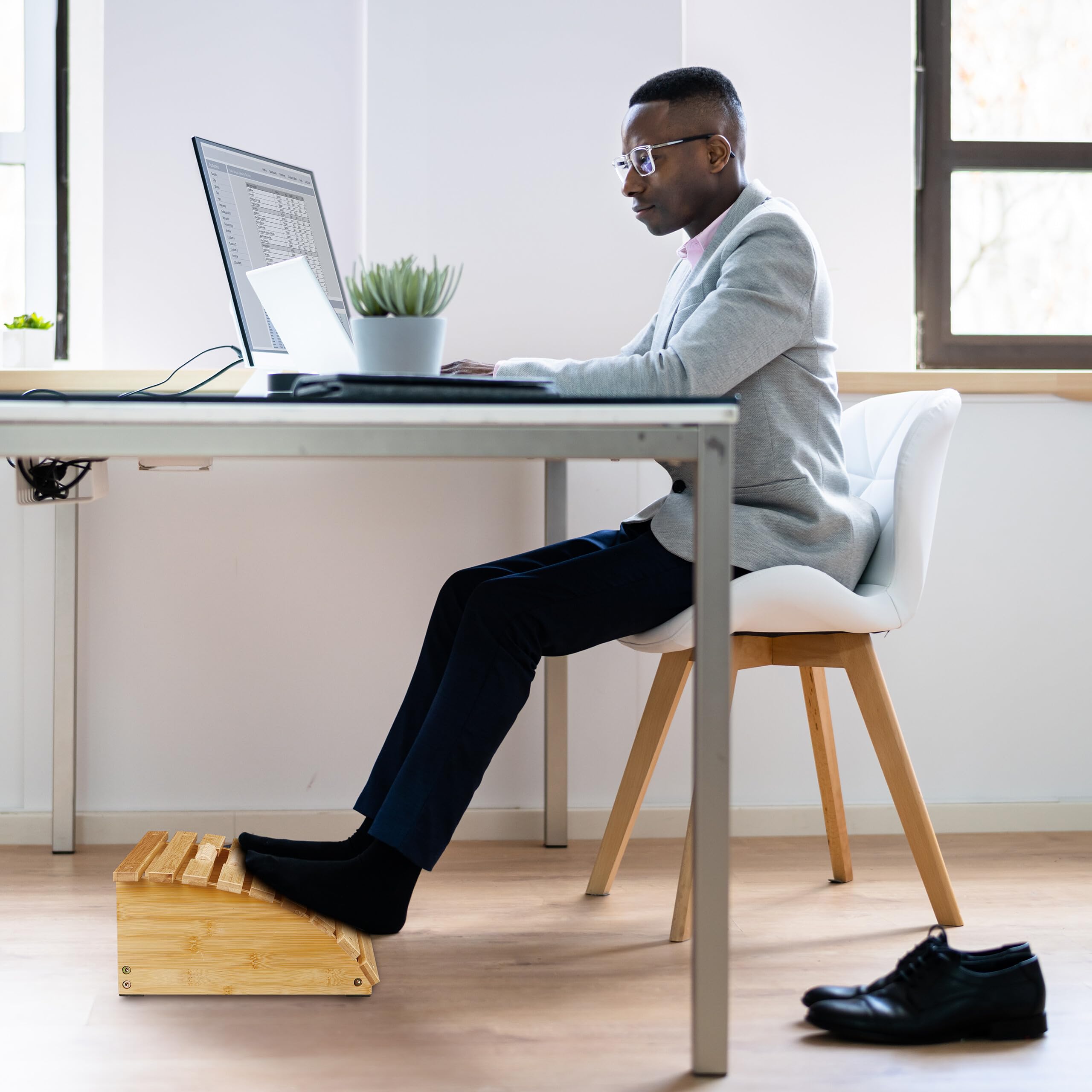 Relaxdays Podnóżek na biurko, podnóżek z kółkami, ergonomiczny podnóżek, masaż i relaks, bambus, naturalny, 1 sztuka