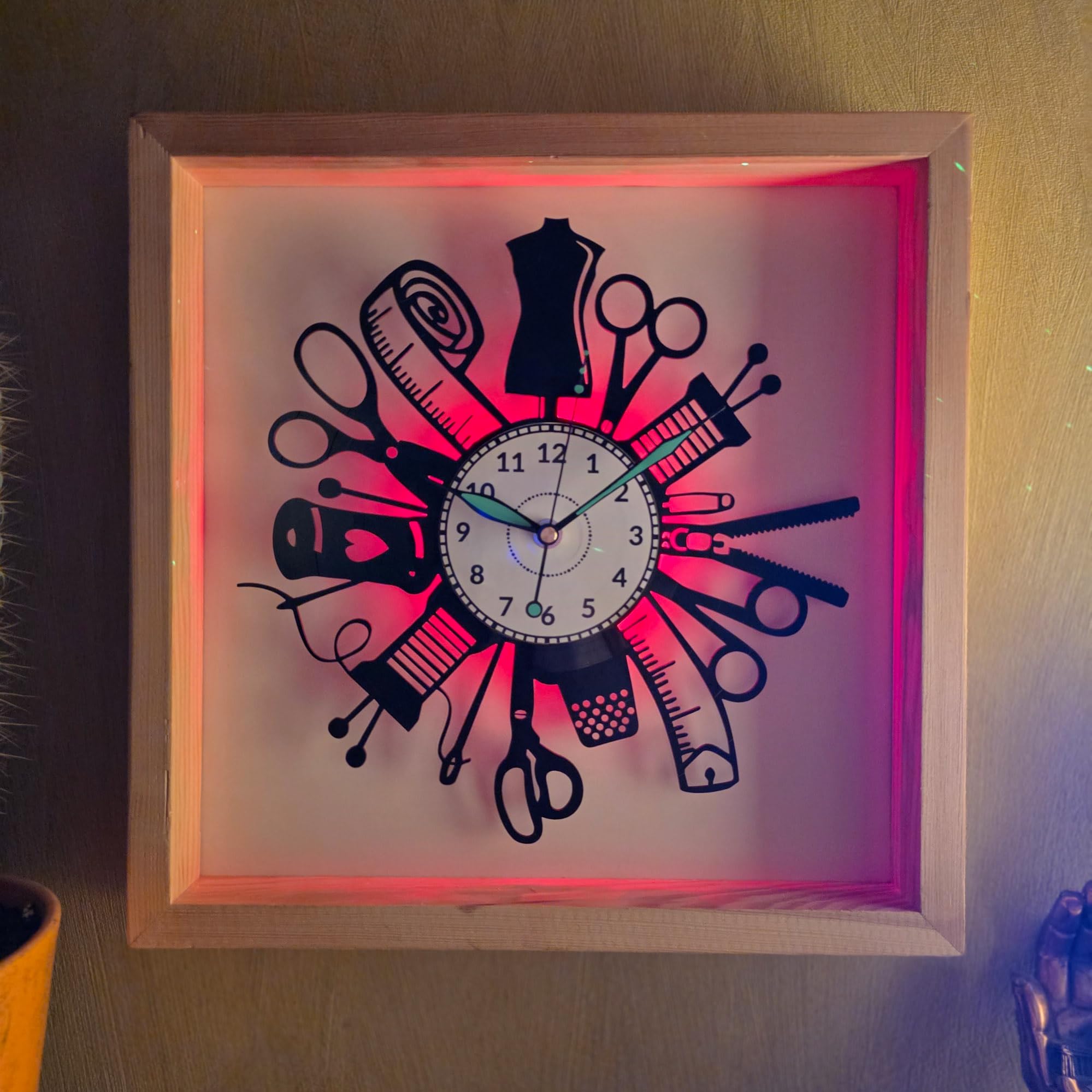 Zegar ścienny do maszyny do szycia LED RGB drewniana rama 35 x 35 cm płyta winylowa dekoracyjny zegar ścienny prezent urodzinowy dla krawcowej krawiectwa do szycia studia rzemieślniczego