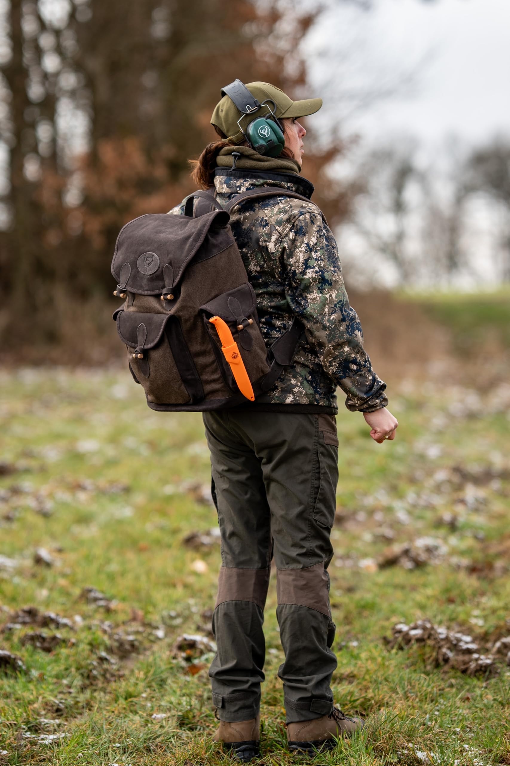 DJV Jagdrucksack Hirschgrund – Loden-Rucksack für Ansitz & Pirsch | Herausnehmbares Sitzkissen, Geräuscharm, Robust, Viele Fächer, Outdoor-Rucksack