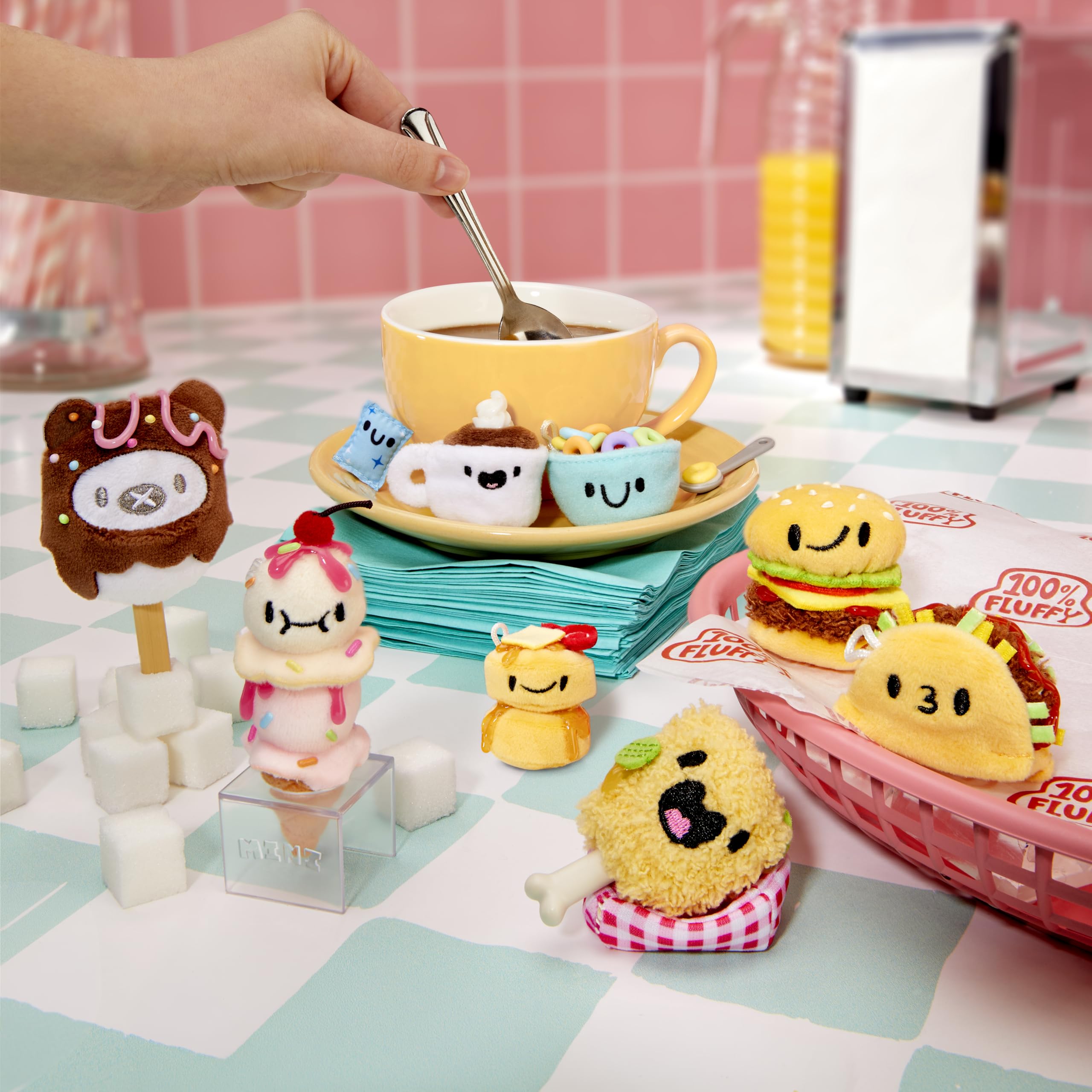 MGA’s Miniverse Make It Mini Plush – Zestaw do samodzielnego wykonania pluszowych zabawek o tematyce kulinarnej z klejem samoutwardzalnym i breloczkiem, 8 figurek kolekcjonerskich, dla dzieci od 8 lat