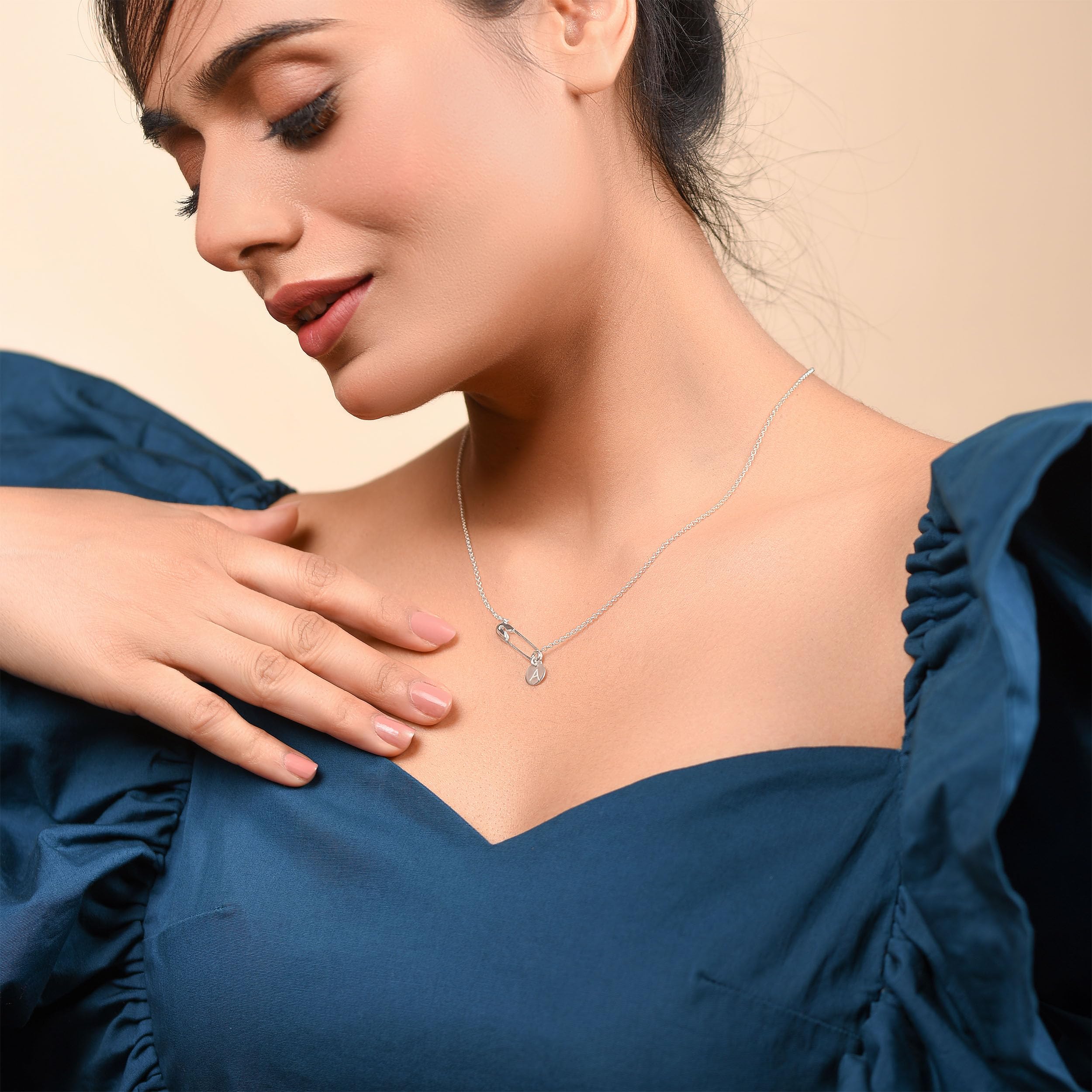 Personalisieren Initialeen Alphabet A-Z Support Symbol Für Vertriebene Menschen Massivarität Runder Kreis Scheibe Seitlich Sicherty Pin Halskette Anhänger Für Frauen .925 Sterling Silber Brauchizable