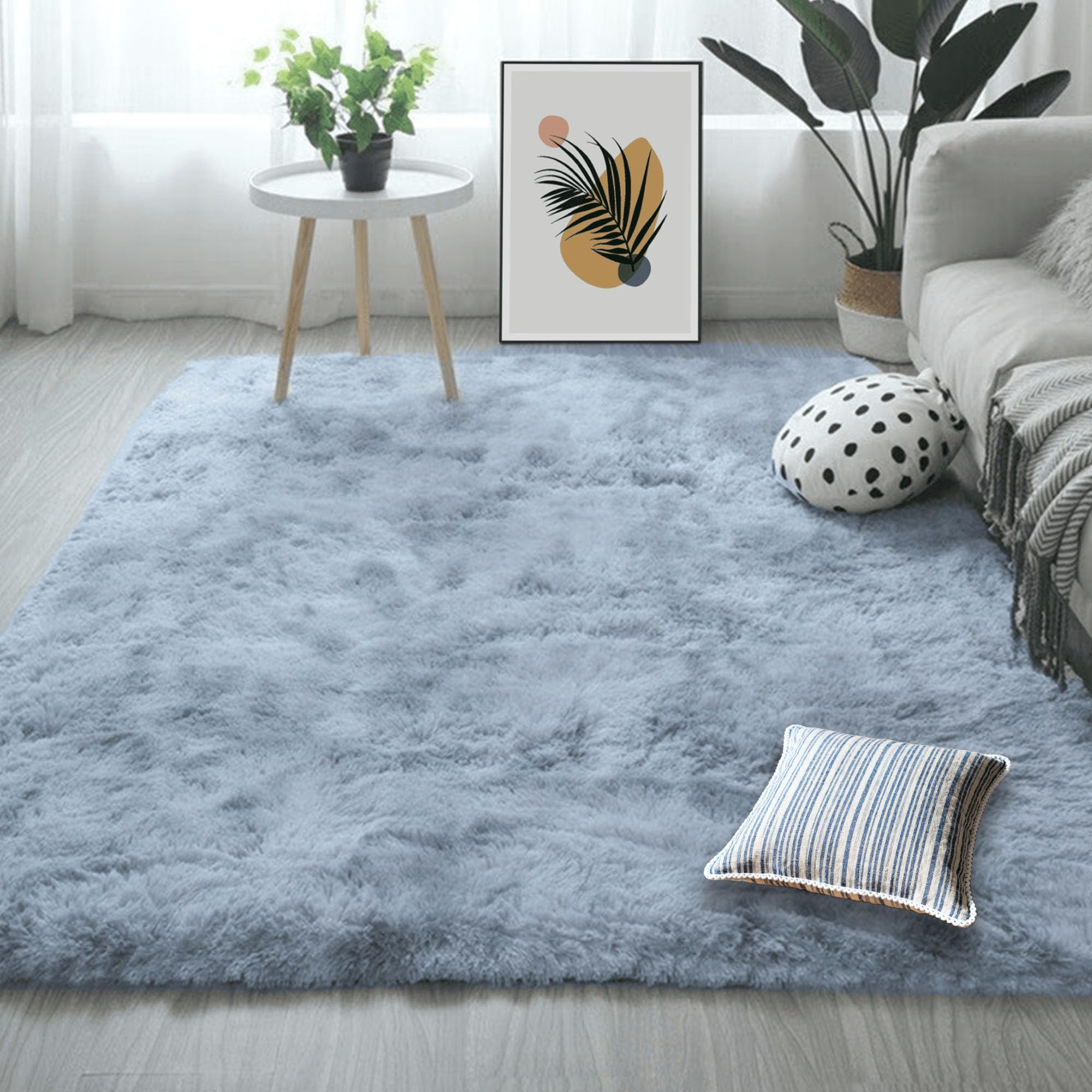 Tapis de salon douillet pour réchauffer un sol carrelé gris