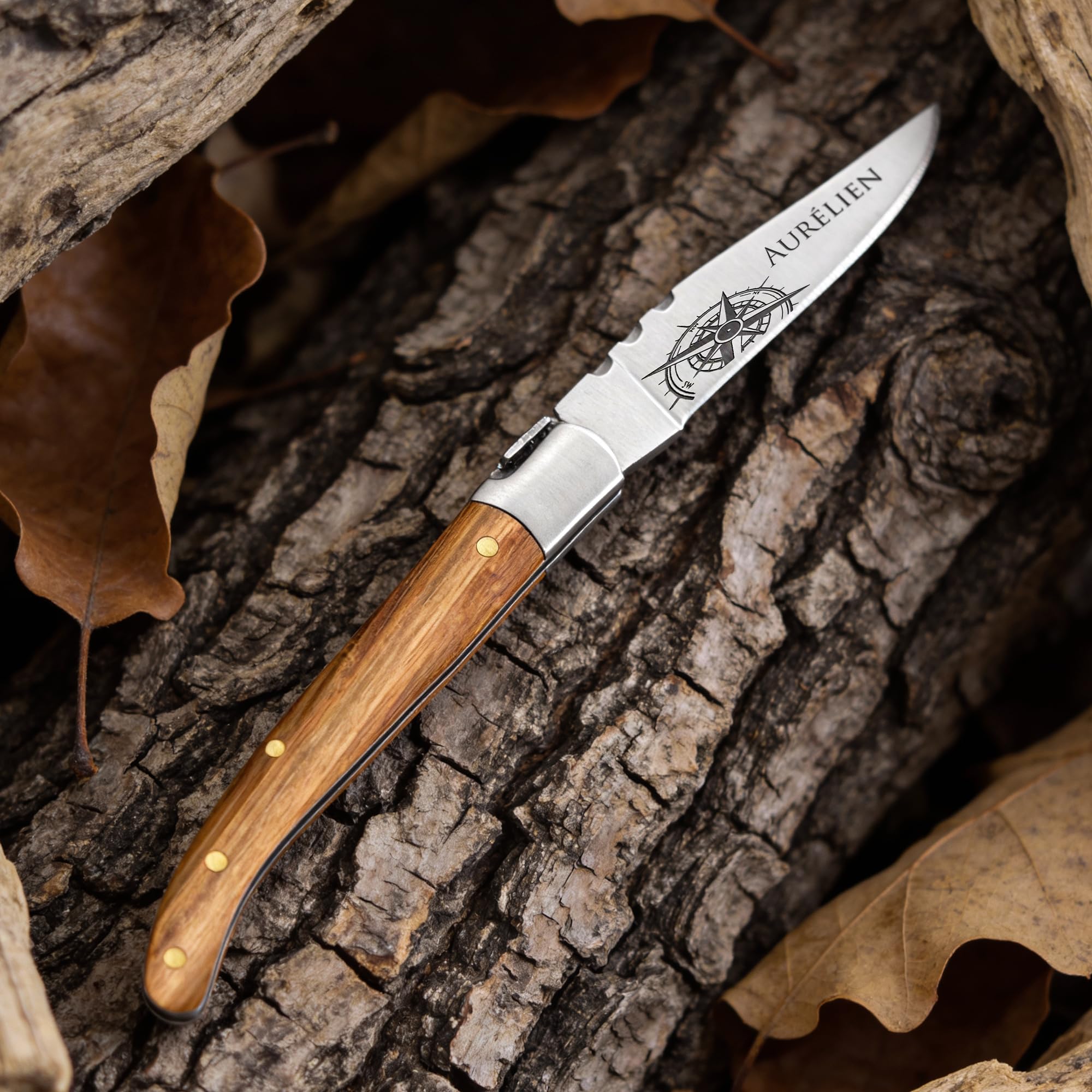 KDO MAGIC Couteau personnalisé - Lame avec prénom gravé - Manche en bois de frêne - Idée Cadeau - Cadeau pour homme, fête des pères, papa, grands pères, tonton, parrain, anniversaire, noël