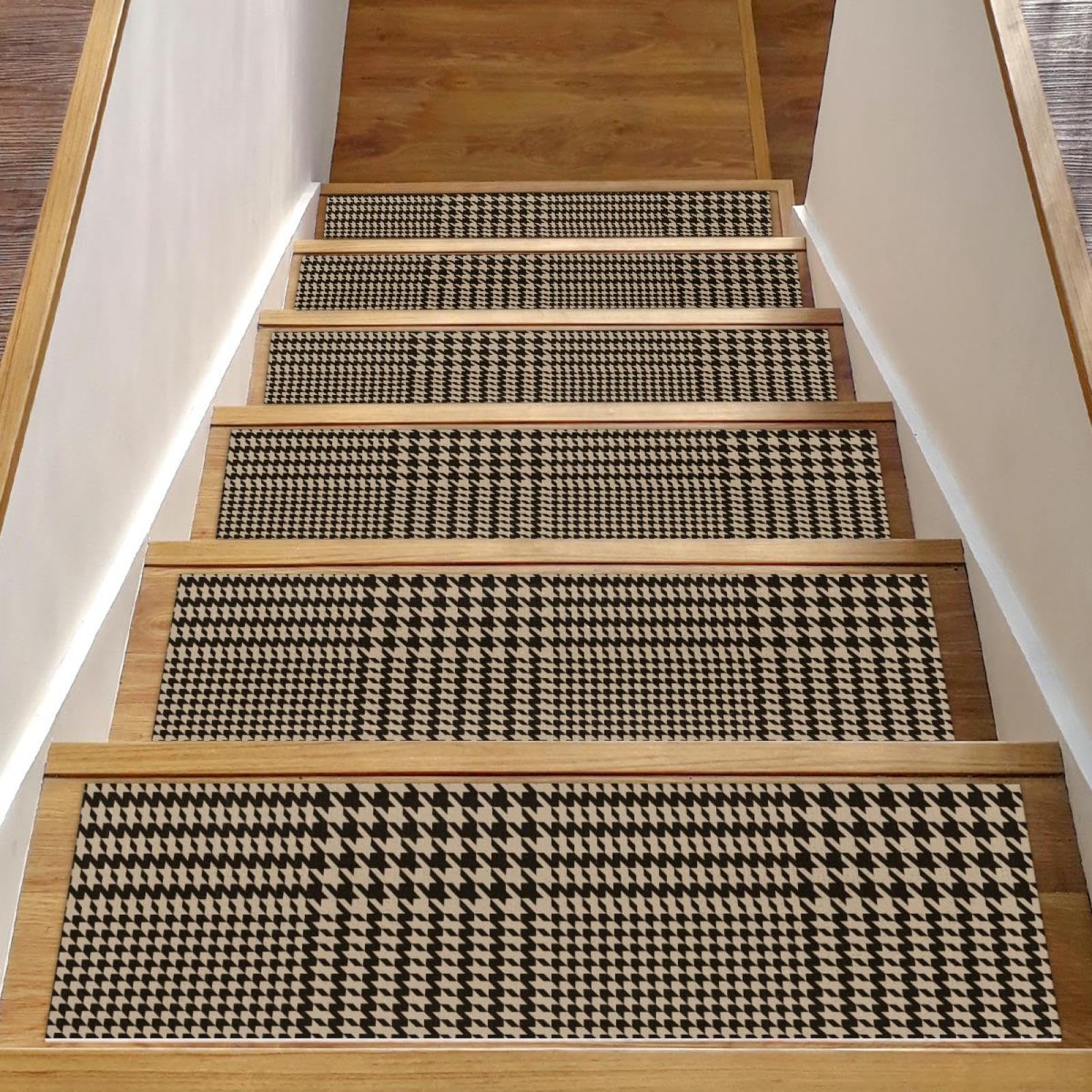 Peldaños antideslizantes de diseño refinado Glen para escaleras interiores de madera noble