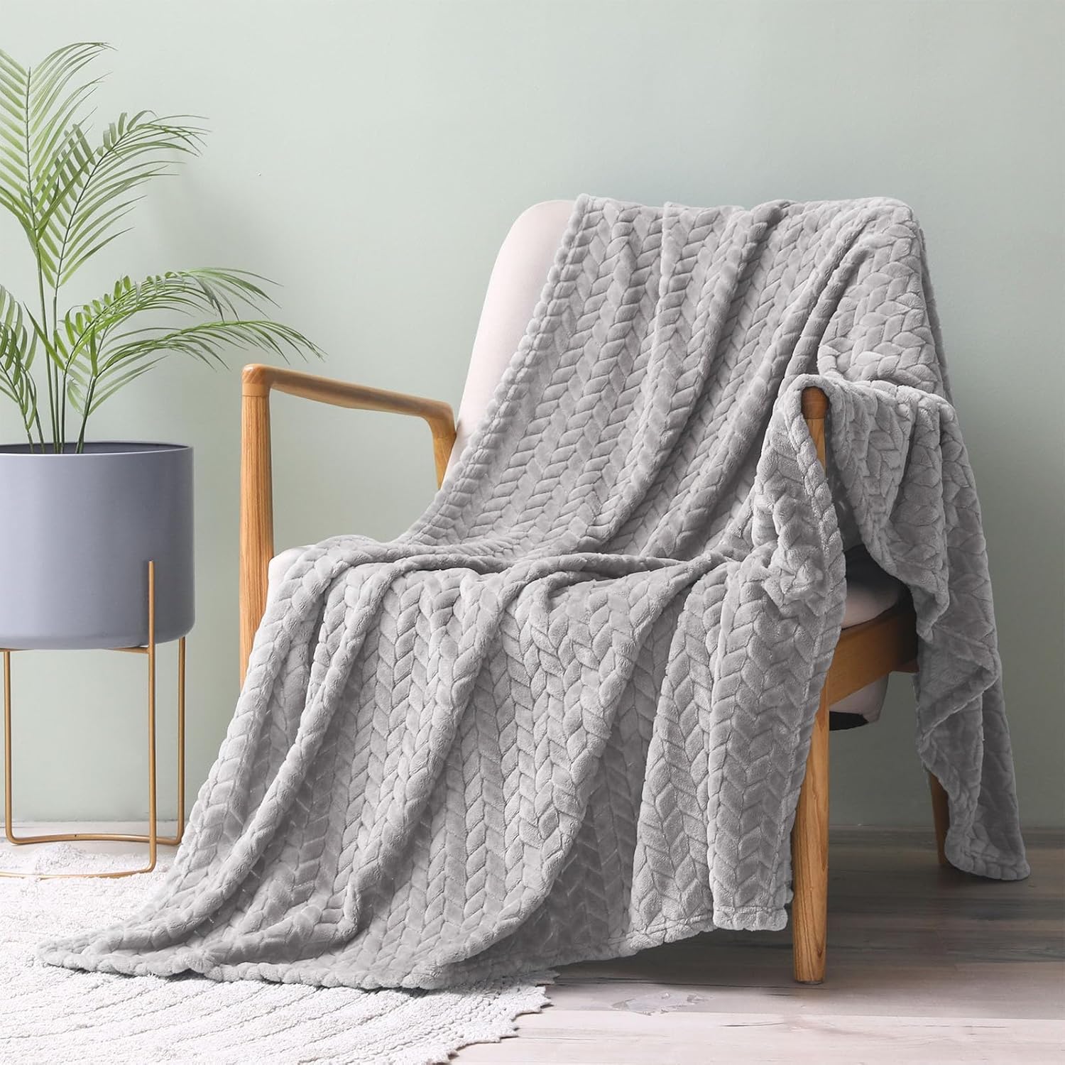 Exclusivo Mezcla Fleece Throw Blanket for Couch and Bed, 50x70 Inches Soft Cozy Jacquard Flannel Blankets, Lightweight Fuzzy Plush Warm Throws for Women, Light Grey - Image 2