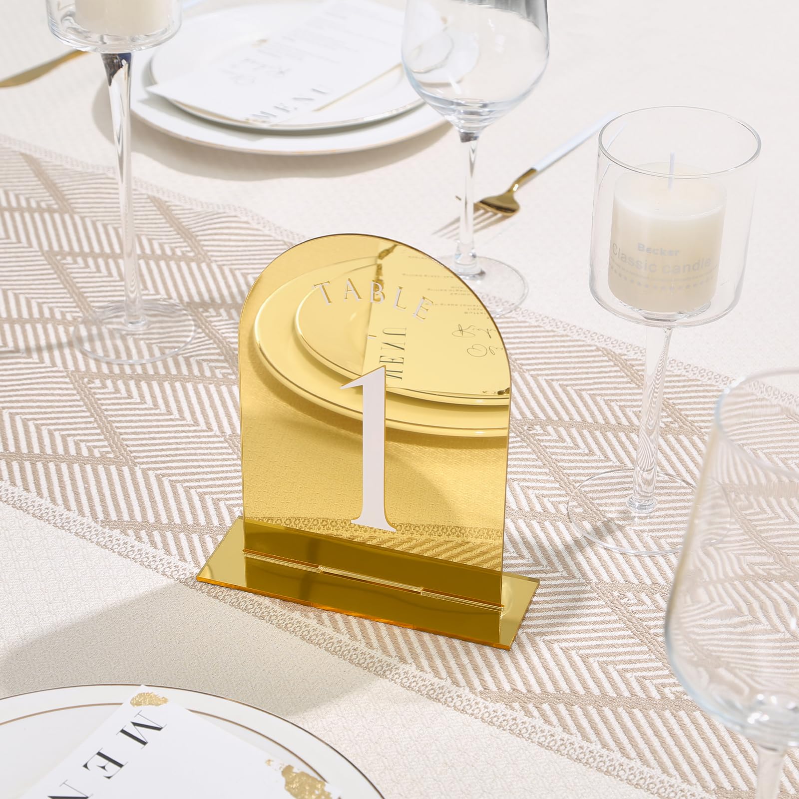UNIQOOO Números de mesa de boda con arco de espejo dorado con soportes del 1 al 20, carteles y soportes acrílicos de 5 x 7 pulgadas, paquete de 20, perfecto para centro de mesa, recepción, decoración