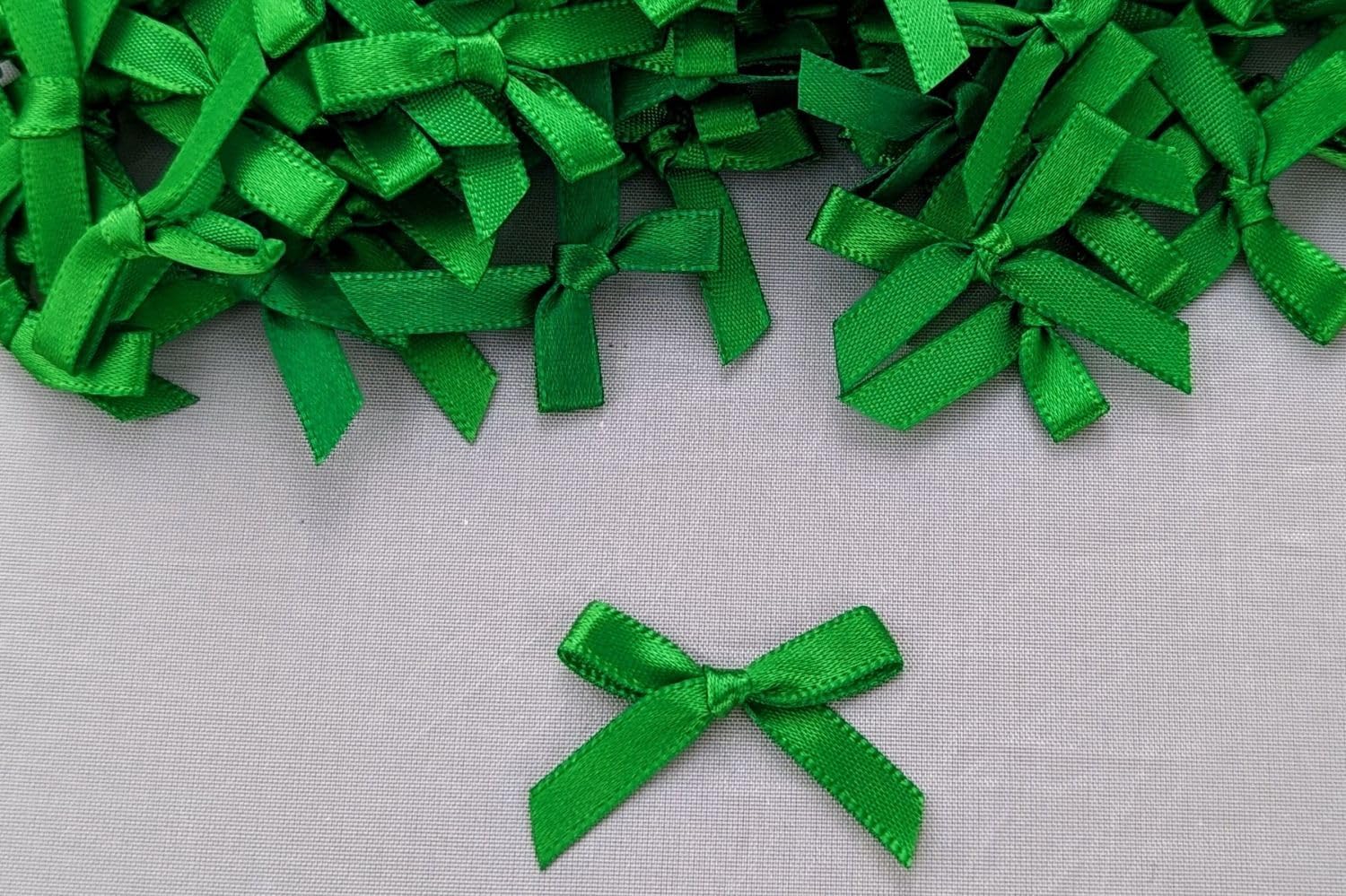 100 Pre-Tied Satin Ribbon Bows - Double-Sided, Multicolored, 3cm x 3.5cm - for Crafts, Weddings, Gift Wrapping.7mm Ribbon Bows. (Emerald Green, 7mm Plain Bow)