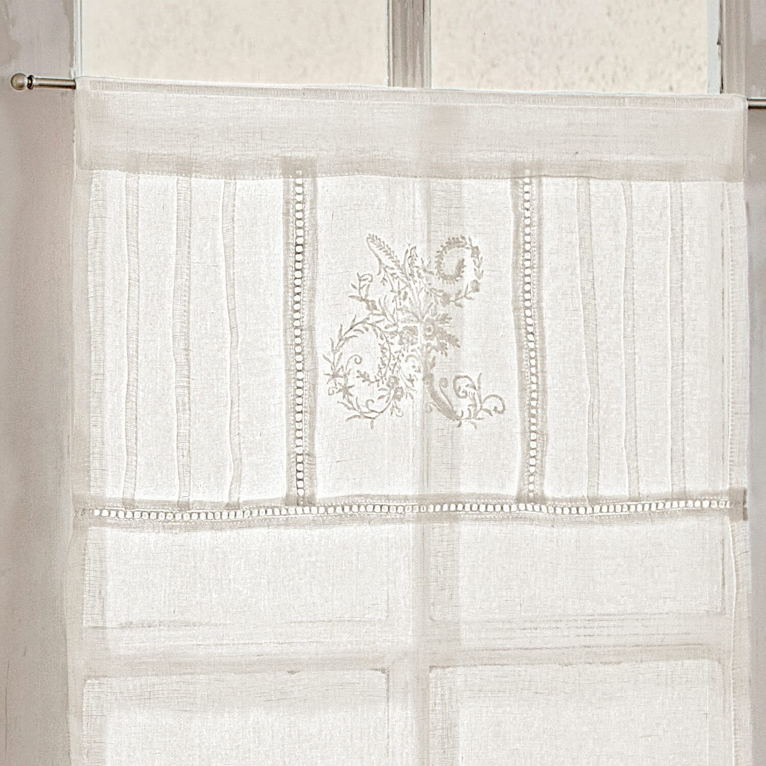 Loberon Scheibengardine 2er Set Mayenne - creme | Liebevoll Bestickt, Charmanter Landhausstil, Blickdicht, mit Tunnelsaum, Sichtschutz, Fensterdekoration, Leinen