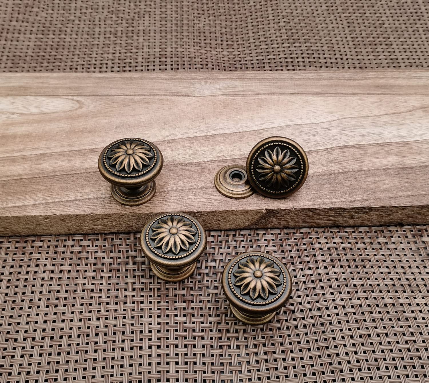 Juego de 12 pomos de latón retro para gabinetes de cocina, Headsitg, pomos antiguos para cajones de tocador de bronce envejecido con forma de flor