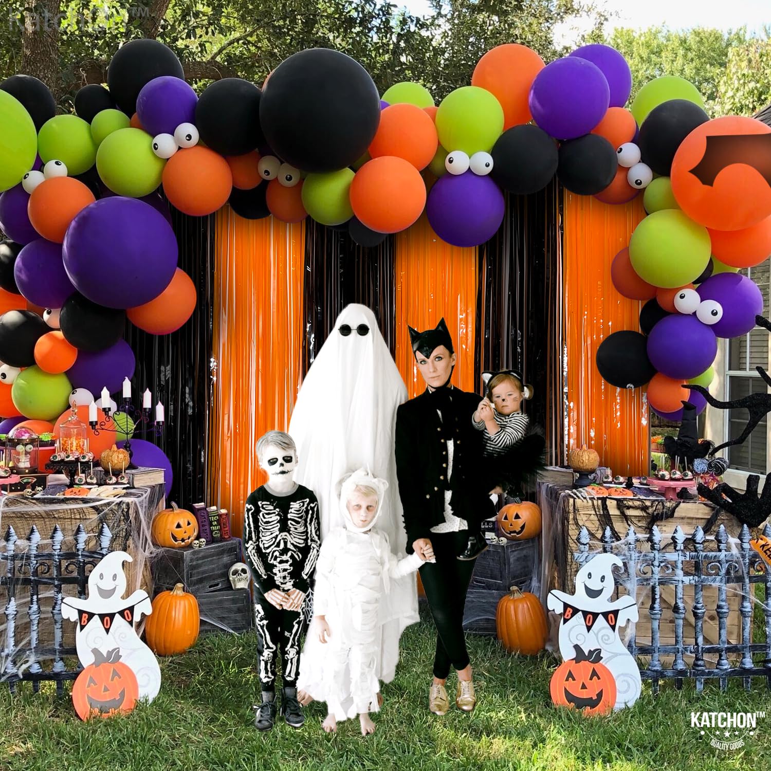 KatchOn, Cortina de flecos de papel de aluminio negro y naranja, extra grande de 3.2 x 8 pies, paquete de 2, serpentinas naranjas y negras, decoraciones de Halloween, cortina de fondo con flecos para