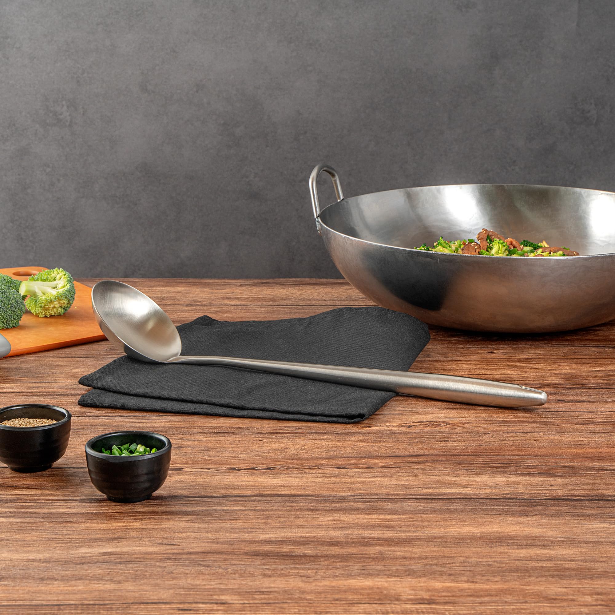 Restaurantware Motomori - Cucharón wok de 17 pulgadas, 1 cuchara de wok lavable en lavavajillas, agujero para colgar, mango extralargo, cucharón de cocina china de acero inoxidable 304, para revolver,