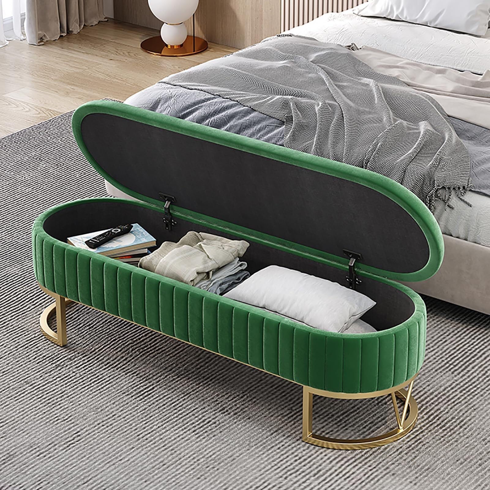 Banc de chambre en velours vert au bout de lit pour une déco cocooning