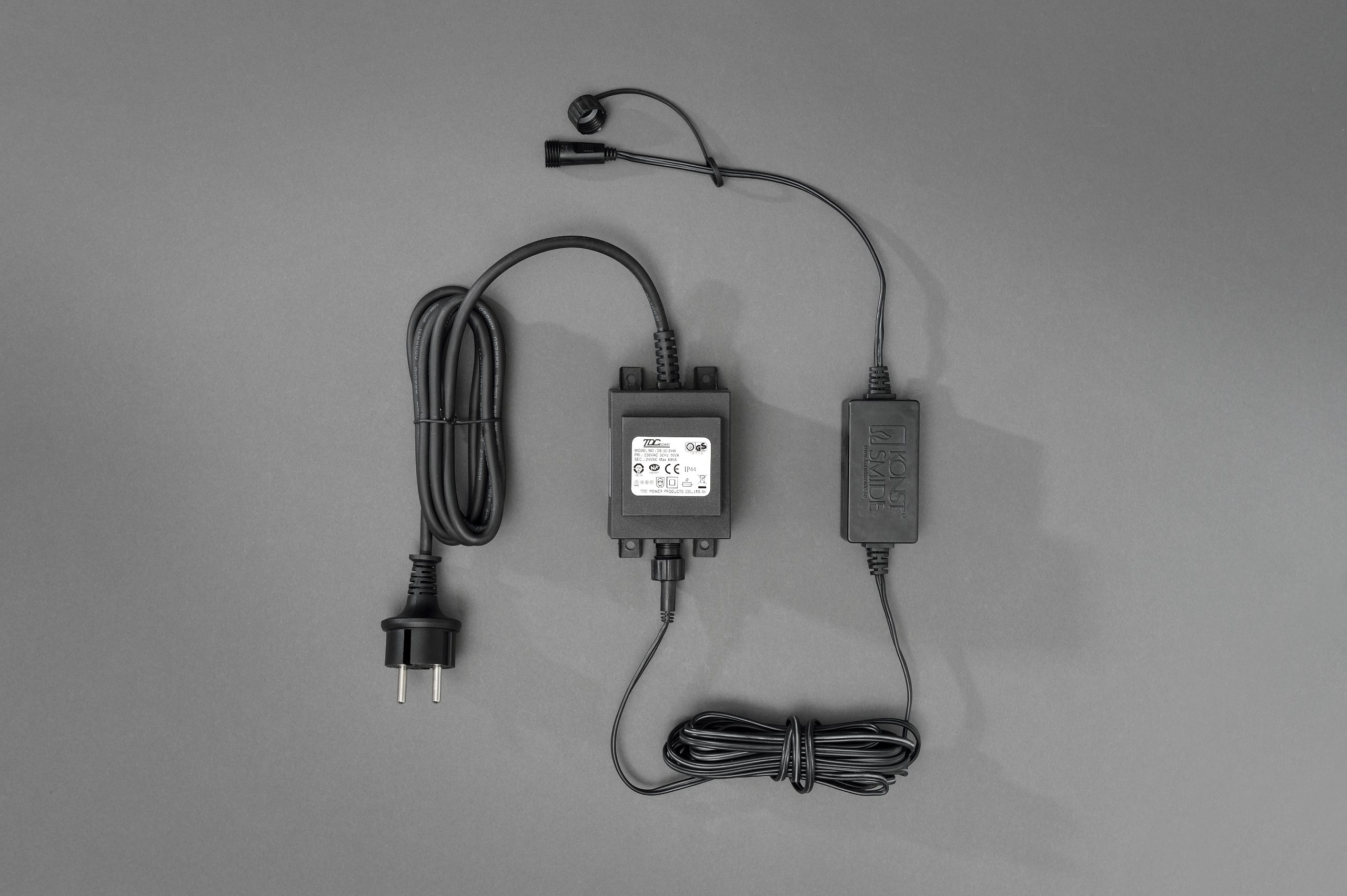 Konstsmide LED System Anschlusskabel für 1040 Dioden / 100 Meter, inkl. Feinsicherung t1.25 A (2 x Ersatzsicherung), 24V Außentrafo. 60 VA (IP44), schwarzes Soft-Kabel - 4600-007