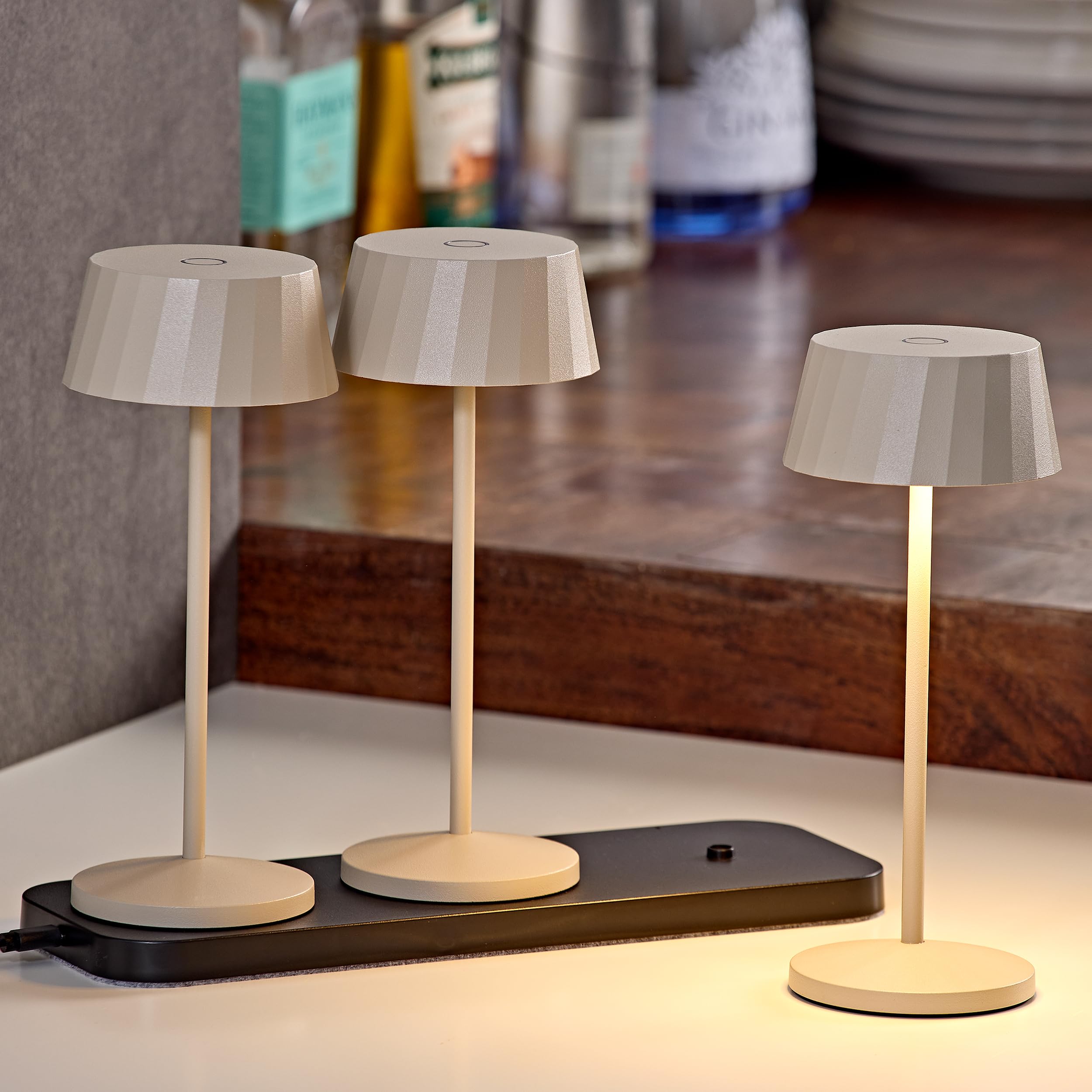 SIGOR Facetta 3er-Set dünenbeige inkl. Ladestation - LED Akku-Tischlampe dimmbar & kabellos mit FlexMood (2200K/2700K), bis 12h Leuchtdauer, USB-C Ladefunktion, IP44 Outdoor & Indoor
