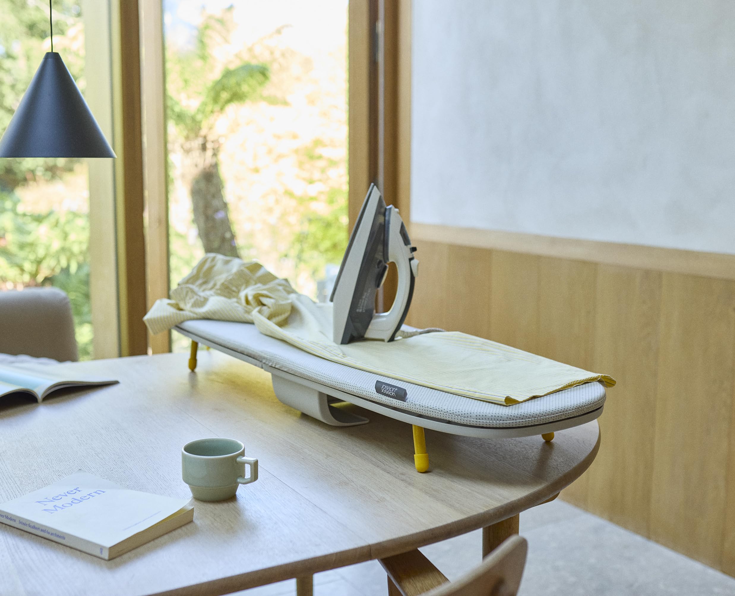 Joseph Joseph Pocket Max Tischbügelbrett, 110cm Bügelfläche, Faltbares Mini-Bügelbrett mit Aufhängehaken