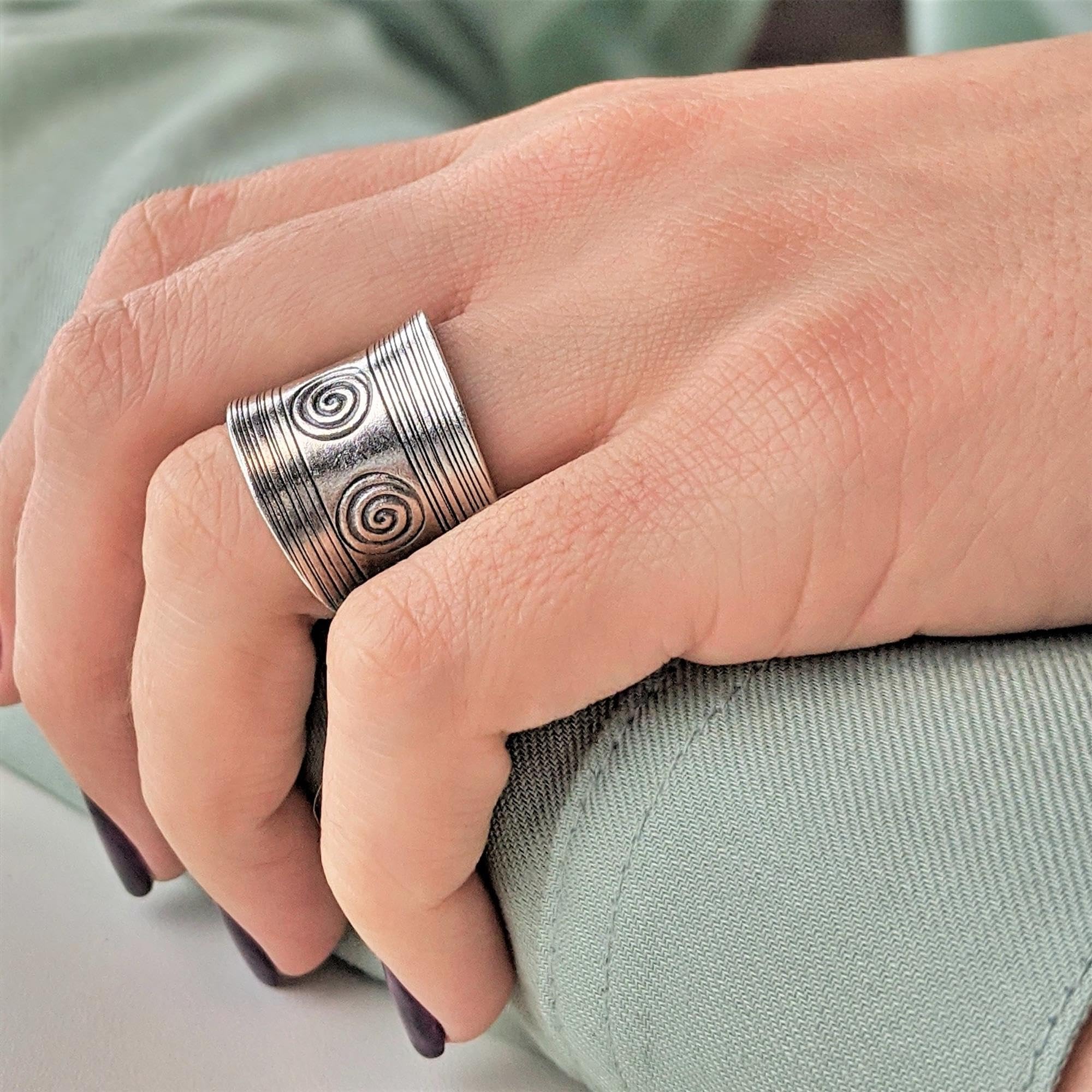 81stgeneration Hill Tribe Anello Concavo in Argento con Motivo a Spirale | Fascia Larga Regolabile in Argento Massiccio 999 | Anelli Tribali per il Pollice da Donna | Gioielli Boho Unici Fatti a Mano