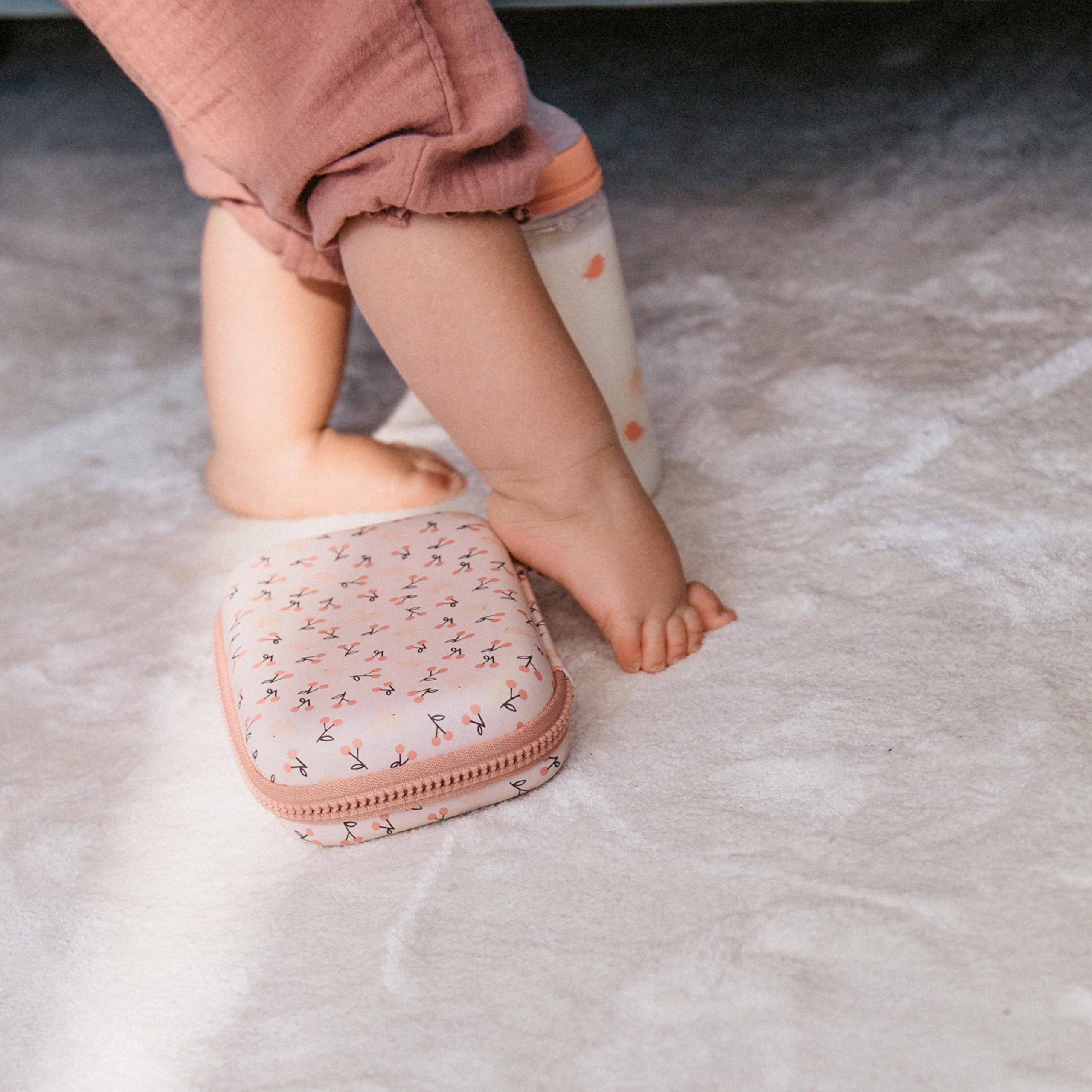 Suavinex, Trousse de Soin Bébé, Trousse de Toilette Naissance. Contient : Brosse et Peigne + Doigt Brosse à Dent + Ciseaux + Lime + Coupe Ongles, Set Manucure 6 Piéces, Rose
