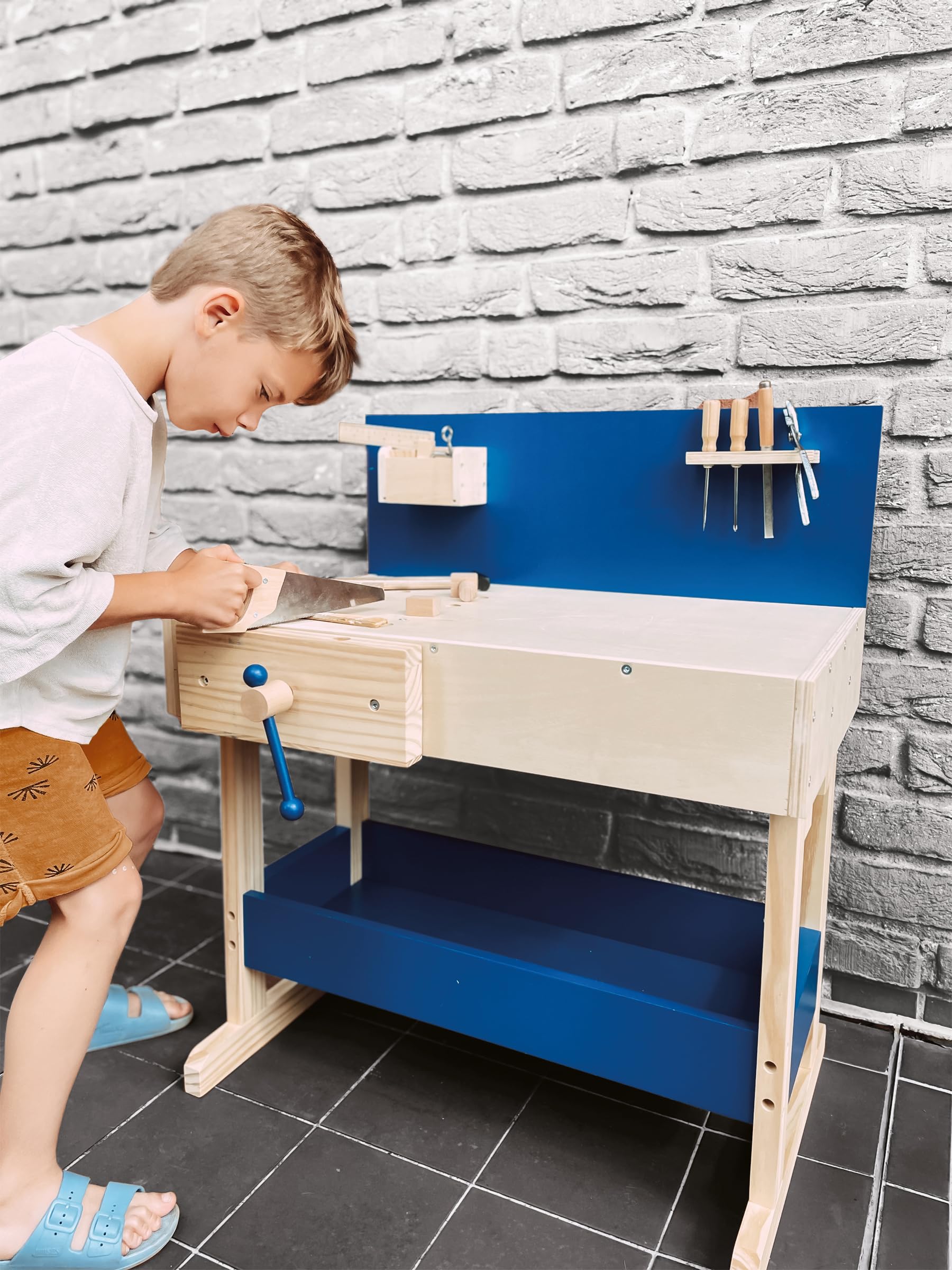 small foot Kinder Werkbank in Natur und Blau aus Holz, mit großer Arbeitsfläche und Werkzeug, ab 8 Jahren, 10839 Toys
