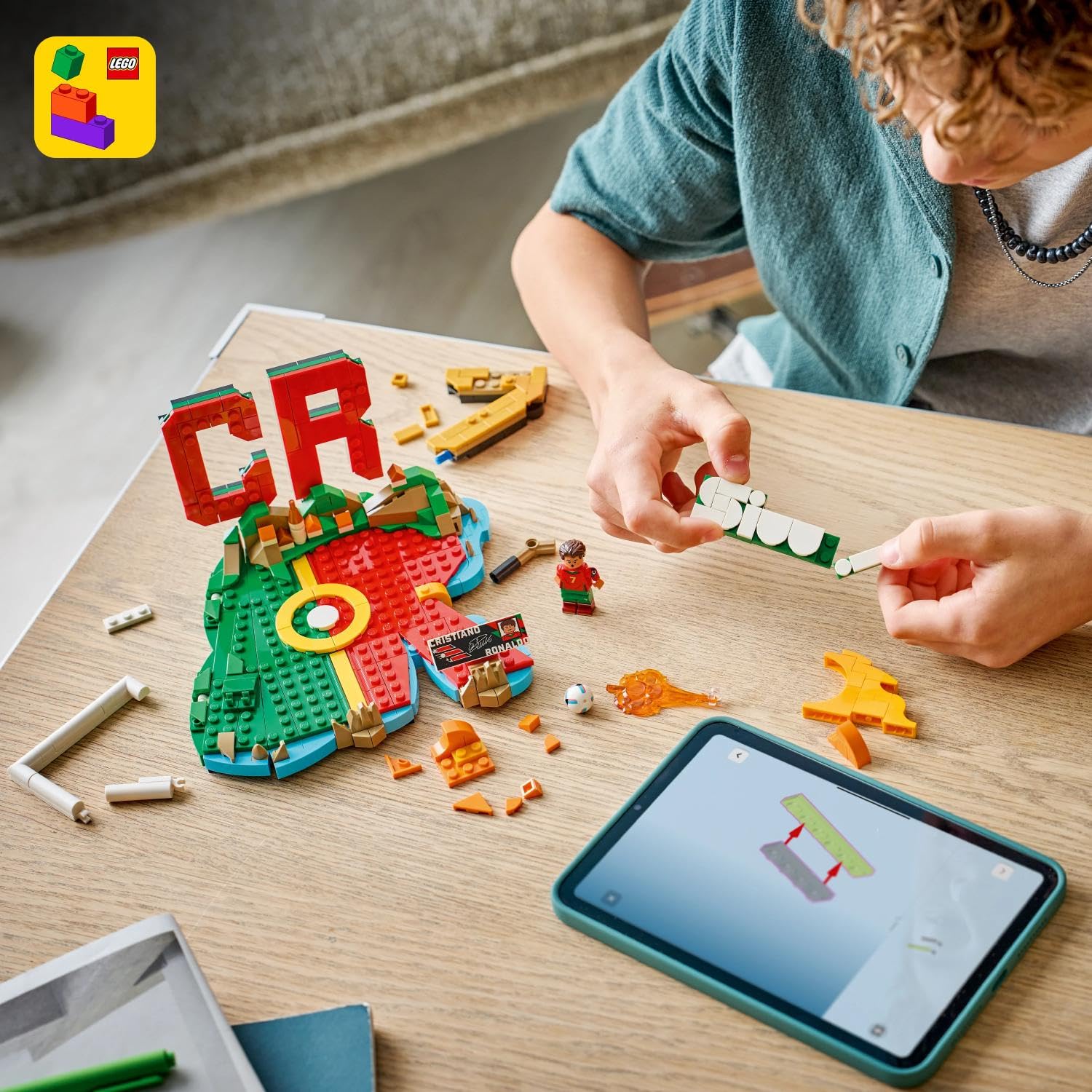 LEGO Editions Cristiano Ronaldo - Fußball-Highlights Spielzeug - 3D Modellbau mit Minifigur zum Sammeln - Kinderzimmer Deko - Geschenk für Jungen, Mädchen ab 10 Jahren und erwachsene Sportfans - 43012